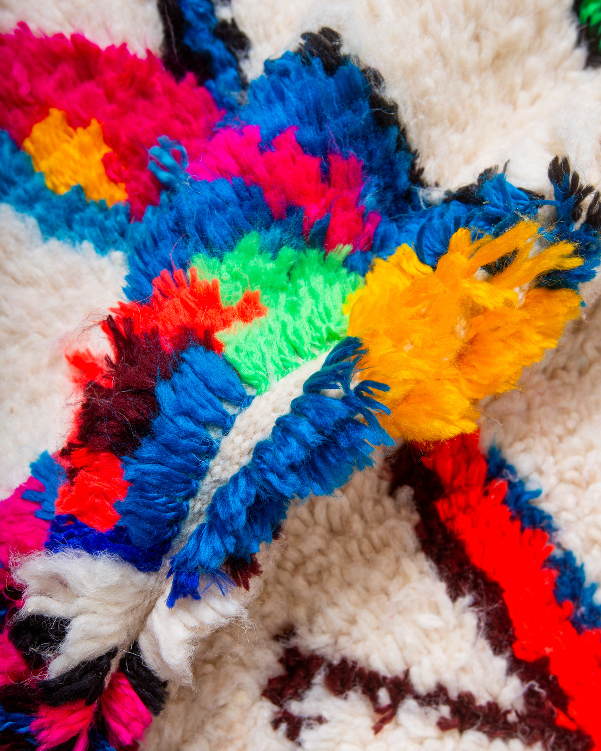 Modern designer handcrafted Berber rug from Morocco. Azilal rug with beautiful colours and patterns. Made of sheep’s wool and colourful cotton.