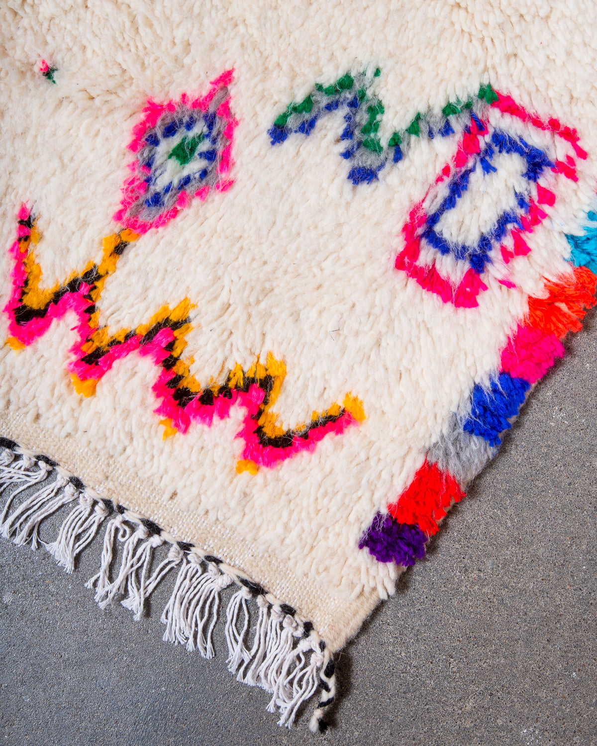 Modern designer handcrafted Berber rug from Morocco. Azilal rug with beautiful colours and patterns. Made of sheep’s wool and colourful cotton.