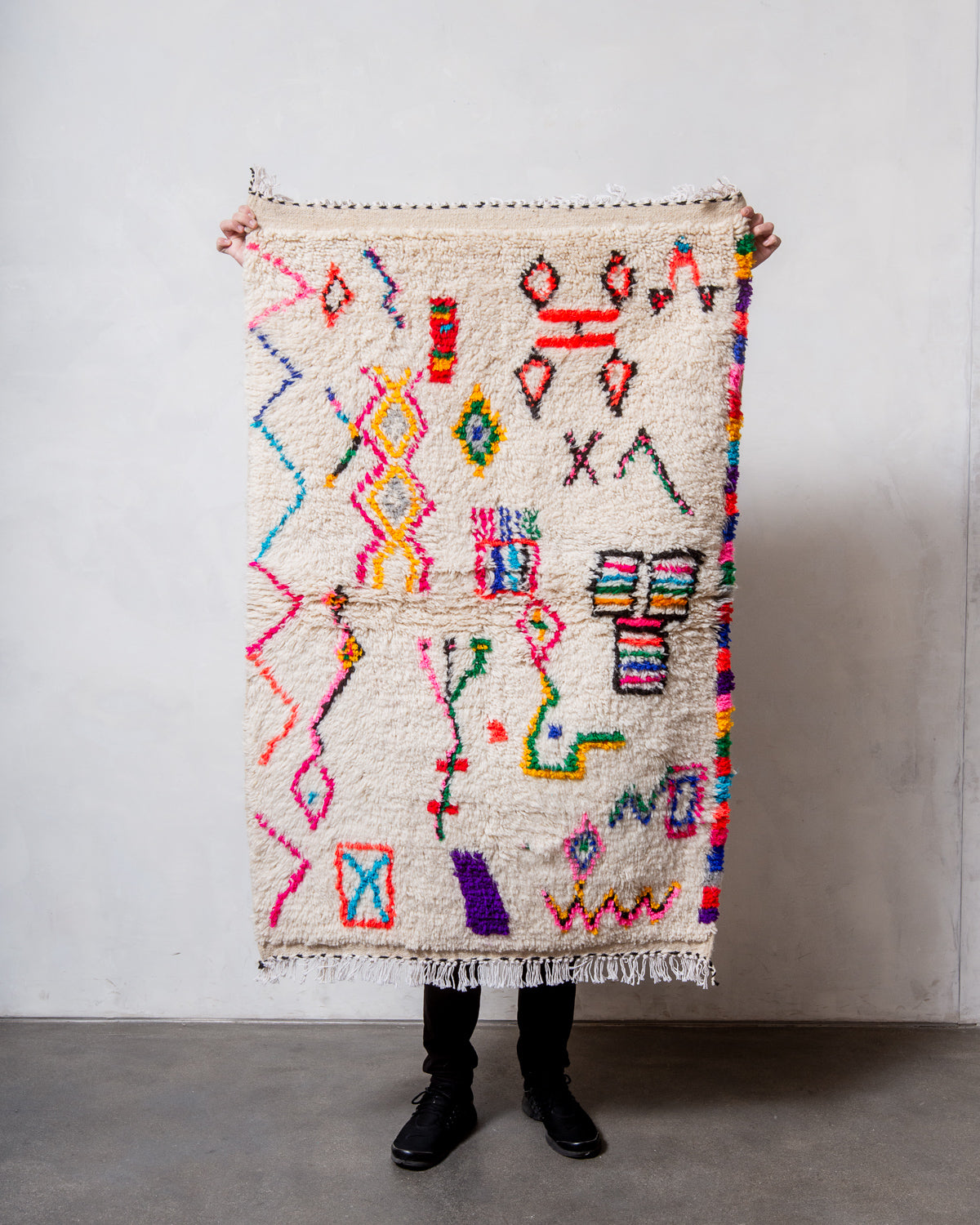 Modern designer handcrafted Berber rug from Morocco. Azilal rug with beautiful colours and patterns. Made of sheep’s wool and colourful cotton.