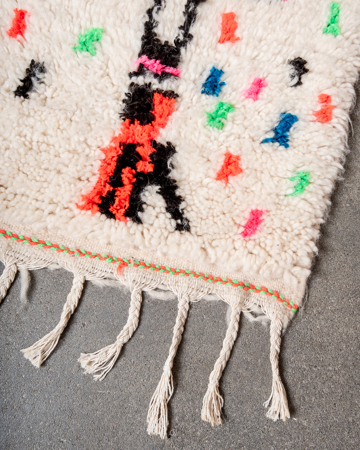 Modern designer handcrafted Berber rug from Morocco. Azilal rug with beautiful colors and patterns. Made of sheep’s wool and colourful cotton.