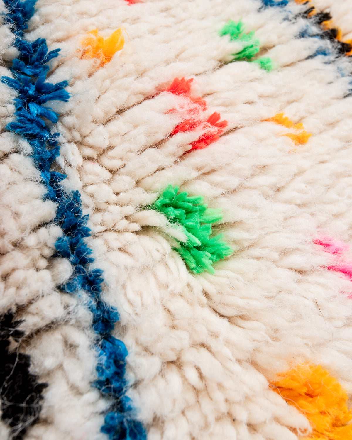 Modern designer handcrafted Berber rug from Morocco. Azilal rug with beautiful colors and patterns. Made of sheep’s wool and colourful cotton.