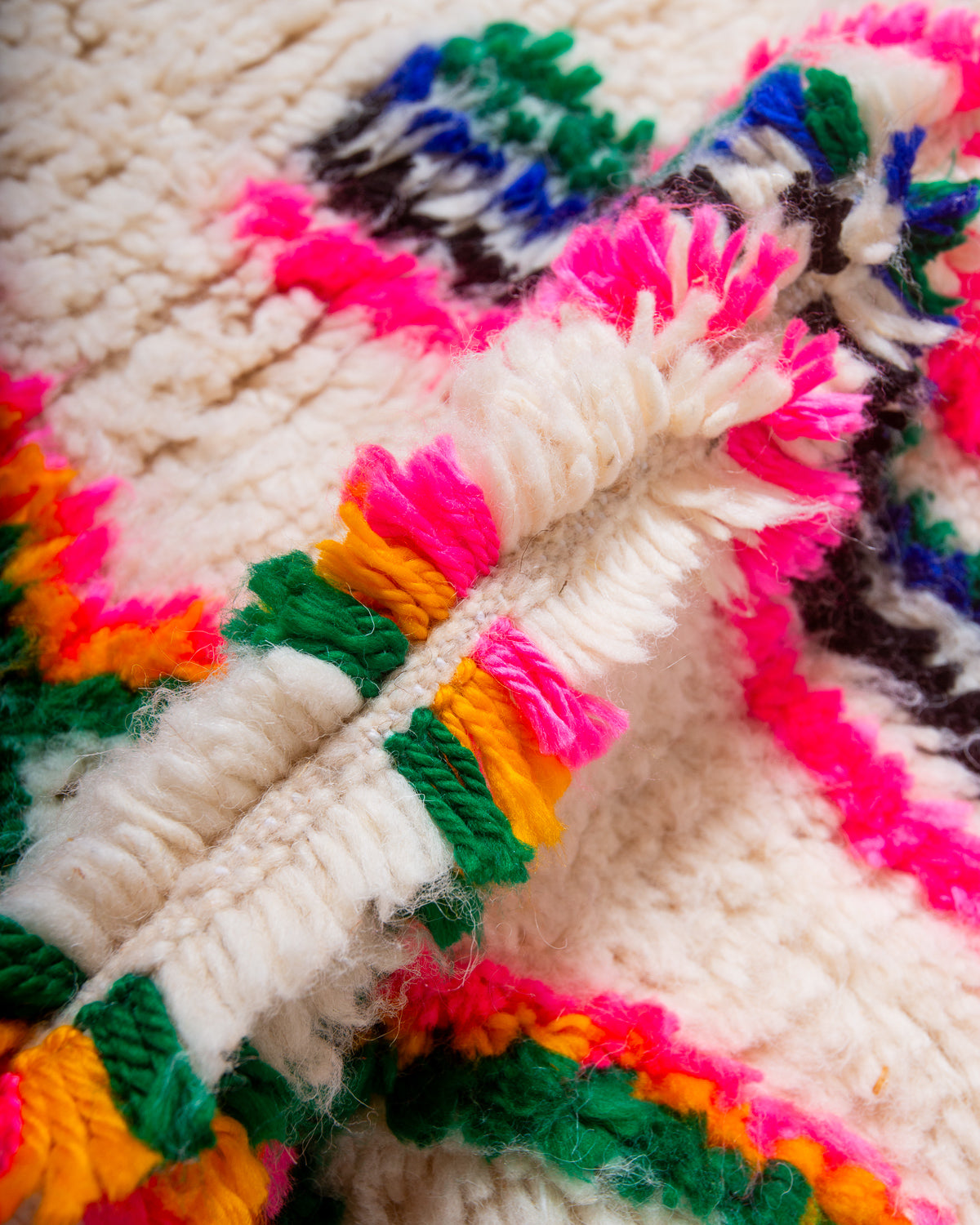 Modern designer handcrafted Berber rug from Morocco. Azilal rug with beautiful colours and patterns. Made of sheep’s wool and colourful cotton.