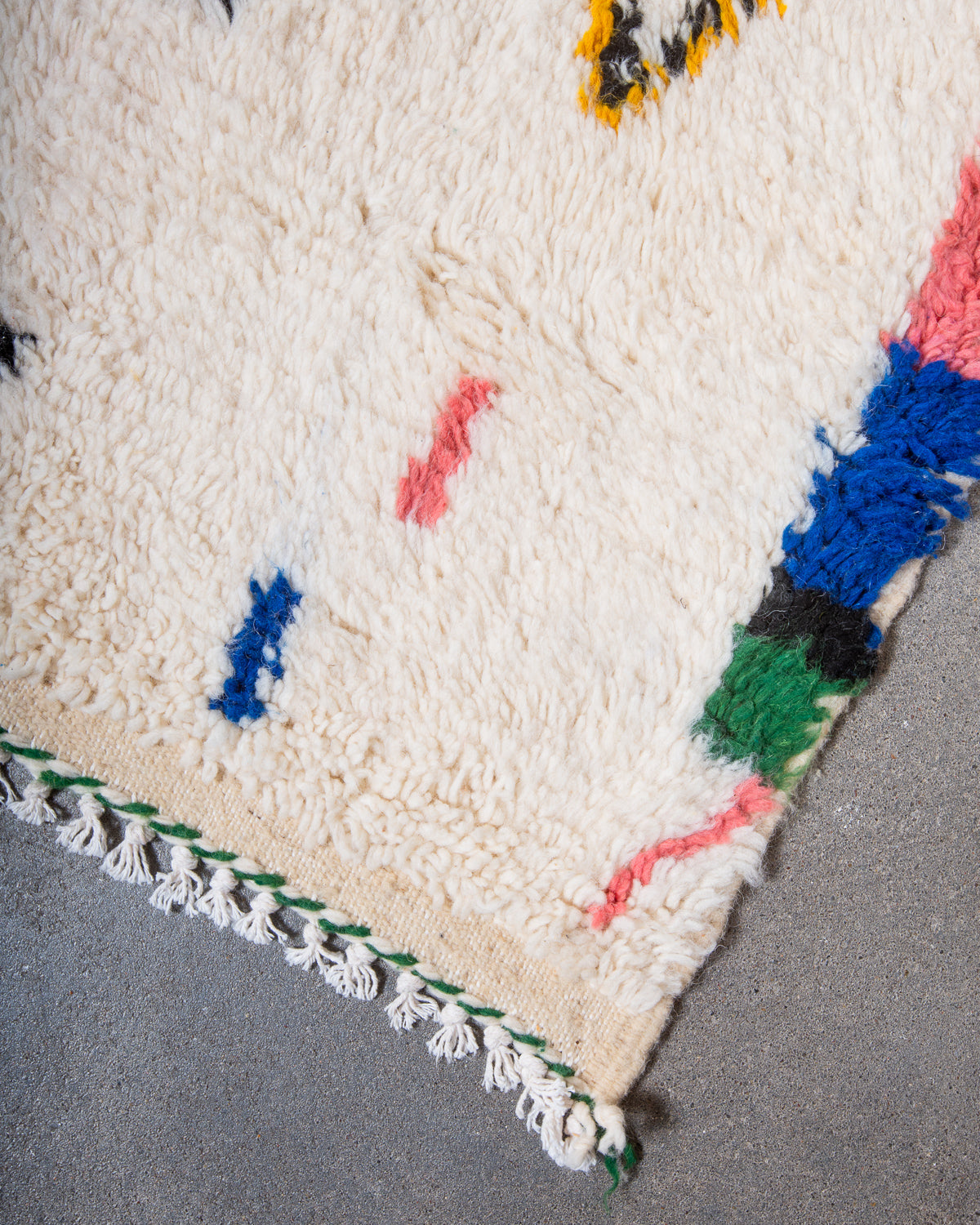 Modern designer handcrafted Berber rug from Morocco. Azilal rug with beautiful colours and patterns. Made of sheep’s wool and colourful cotton.