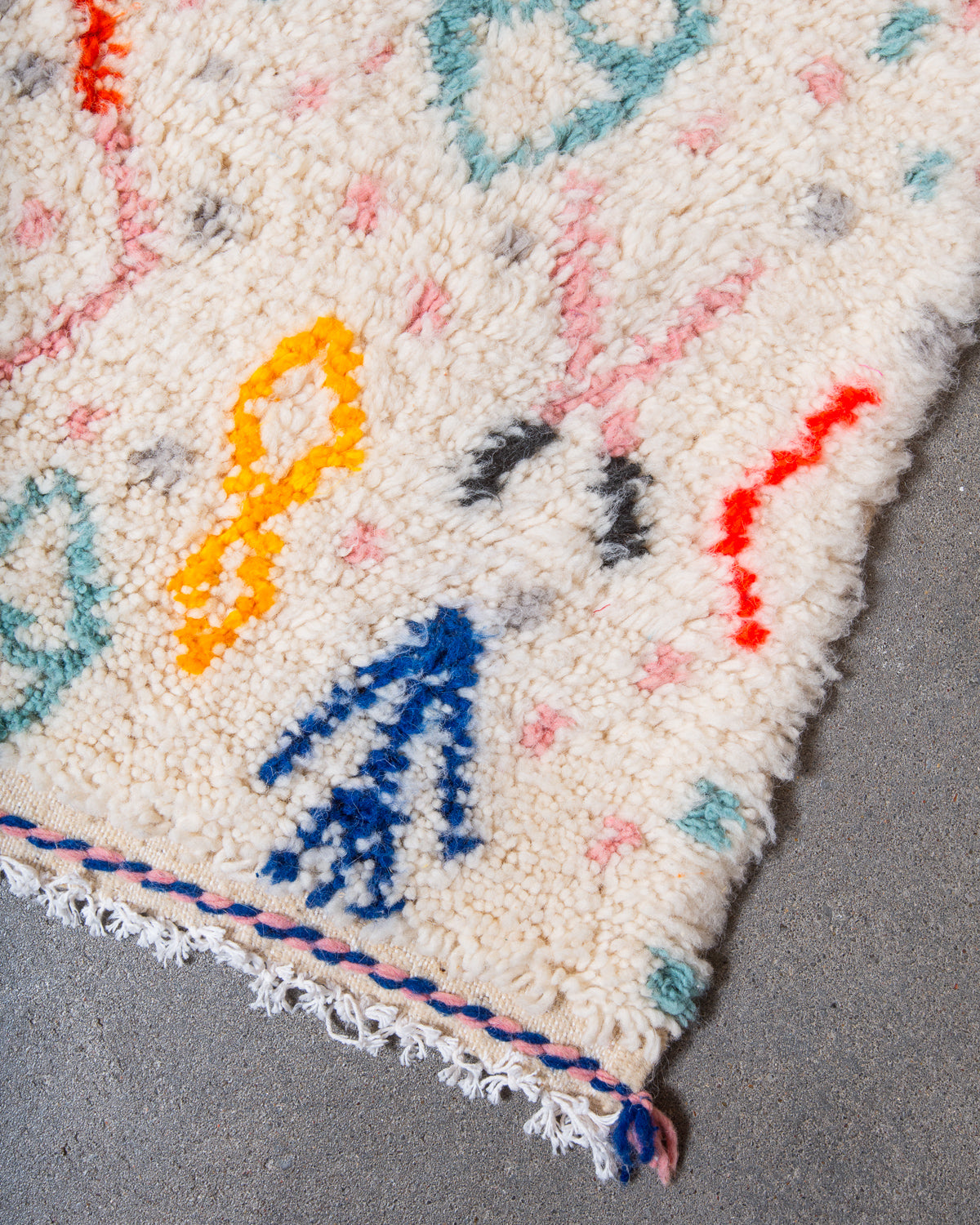 Modern designer handcrafted Berber rug from Morocco. Azilal rug with beautiful colours and patterns. Made of sheep’s wool and colourful cotton.