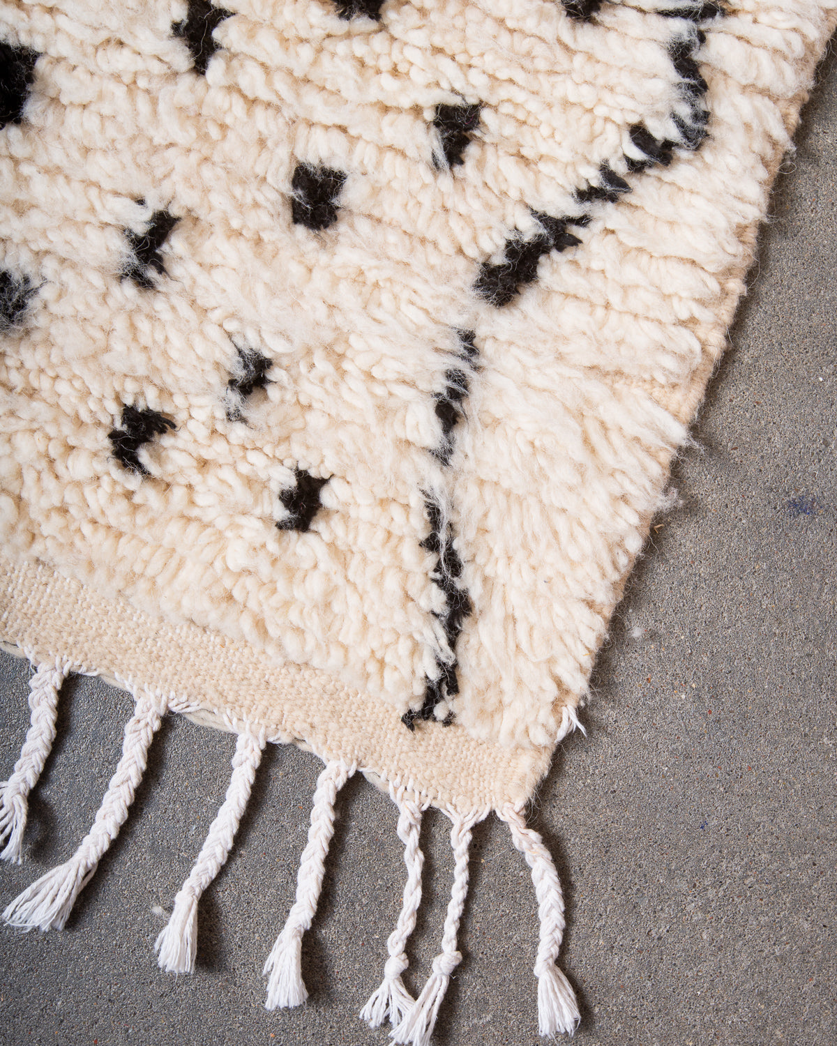 Modern designer handcrafted Berber rug from Morocco. Azilal rug with beautiful colours and patterns. Made of sheep’s wool and colourful cotton.
