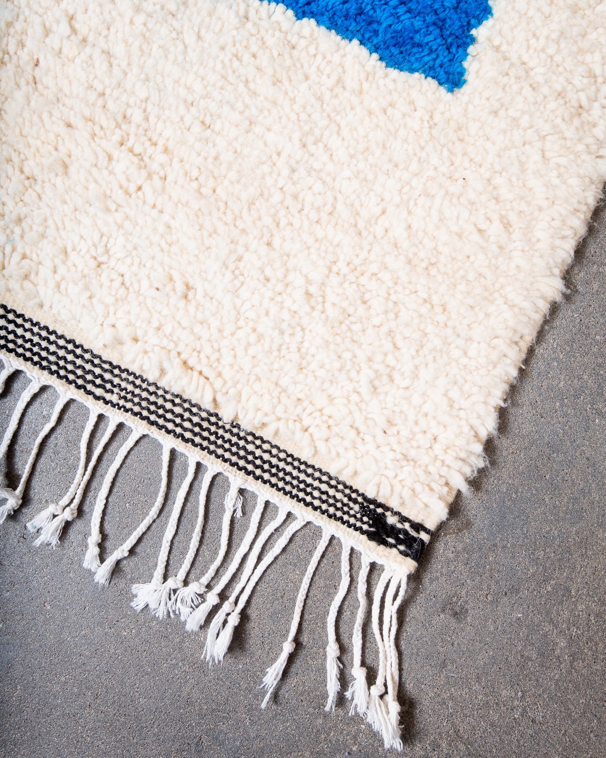 Modern designer handcrafted Berber rug from Morocco. Azilal rug with beautiful colours and patterns. Made of sheep’s wool and colourful cotton.