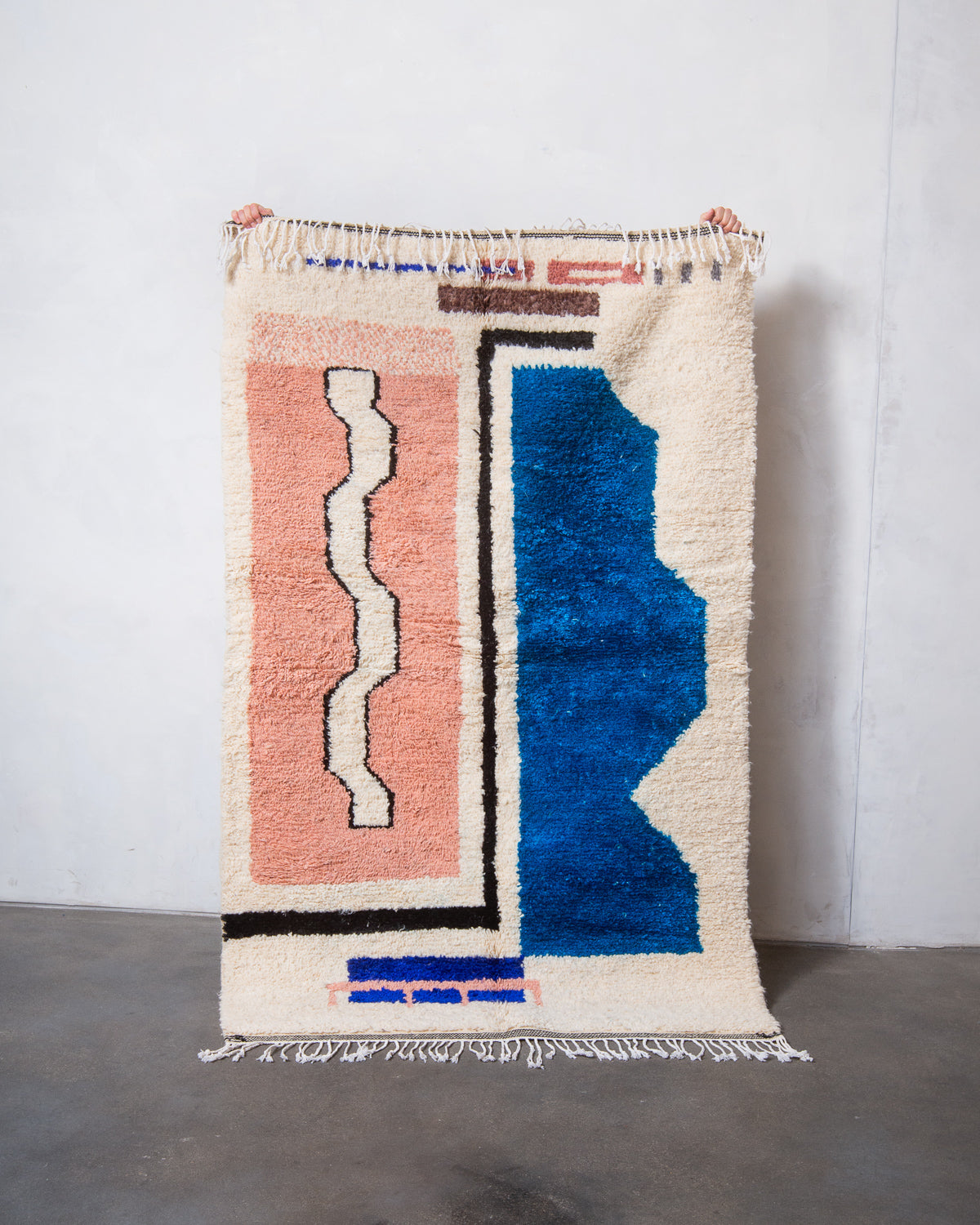 Modern designer handcrafted Berber rug from Morocco. Azilal rug with beautiful colours and patterns. Made of sheep’s wool and colourful cotton.