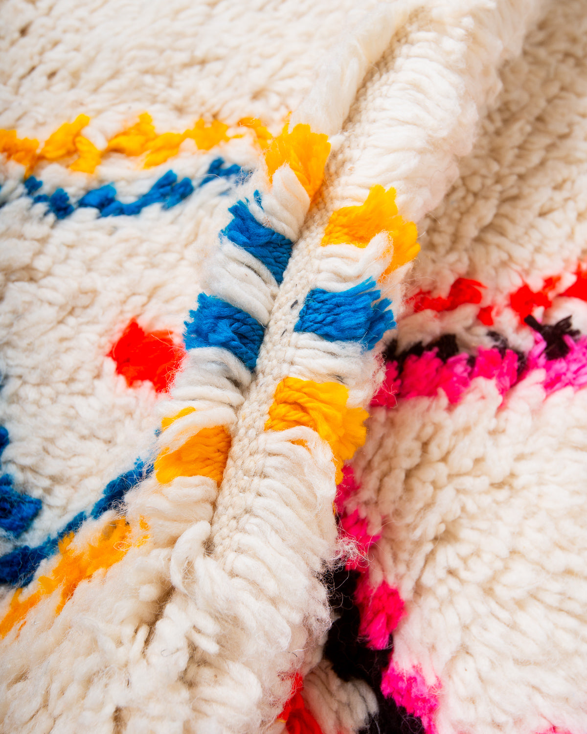 Modern designer handcrafted Berber rug from Morocco. Azilal rug with beautiful colours and patterns. Made of sheep’s wool and colourful cotton.