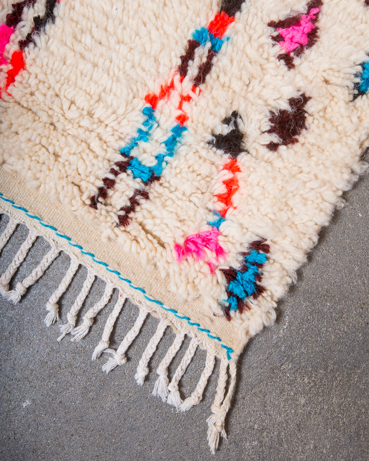 Modern designer handcrafted Berber rug from Morocco. Azilal rug with beautiful colours and patterns. Made of sheep’s wool and colourful cotton.