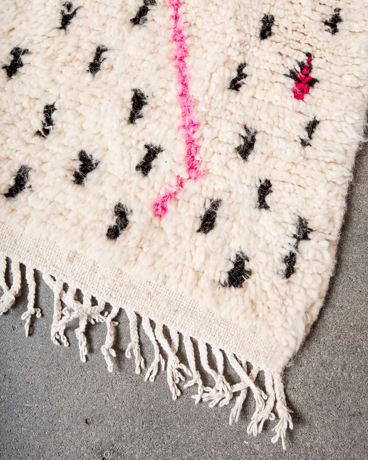 Modern designer handcrafted Berber rug from Morocco. Azilal rug with beautiful colors and patterns. Made of sheep’s wool and colourful cotton.