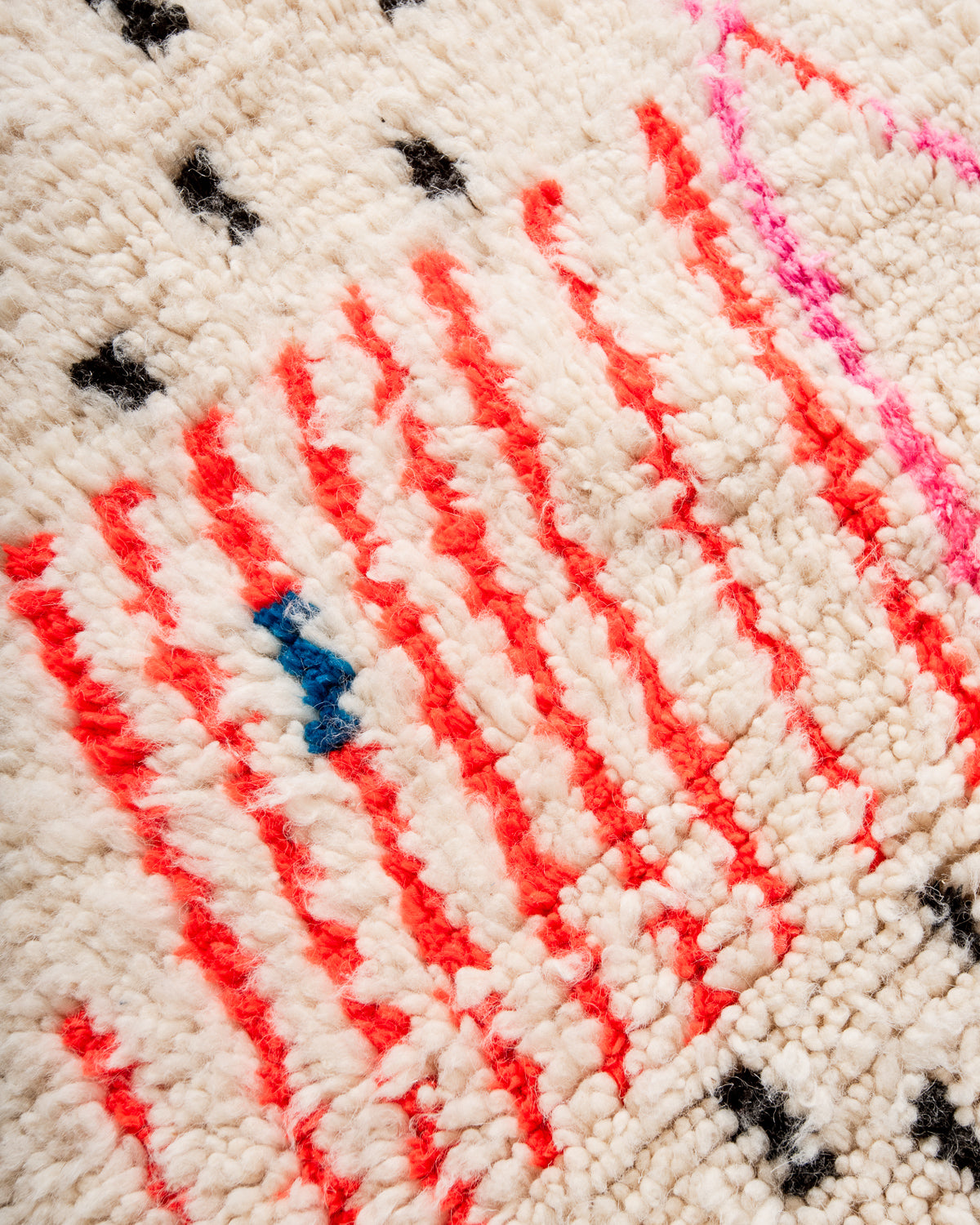 Modern designer handcrafted Berber rug from Morocco. Azilal rug with beautiful colors and patterns. Made of sheep’s wool and colourful cotton.