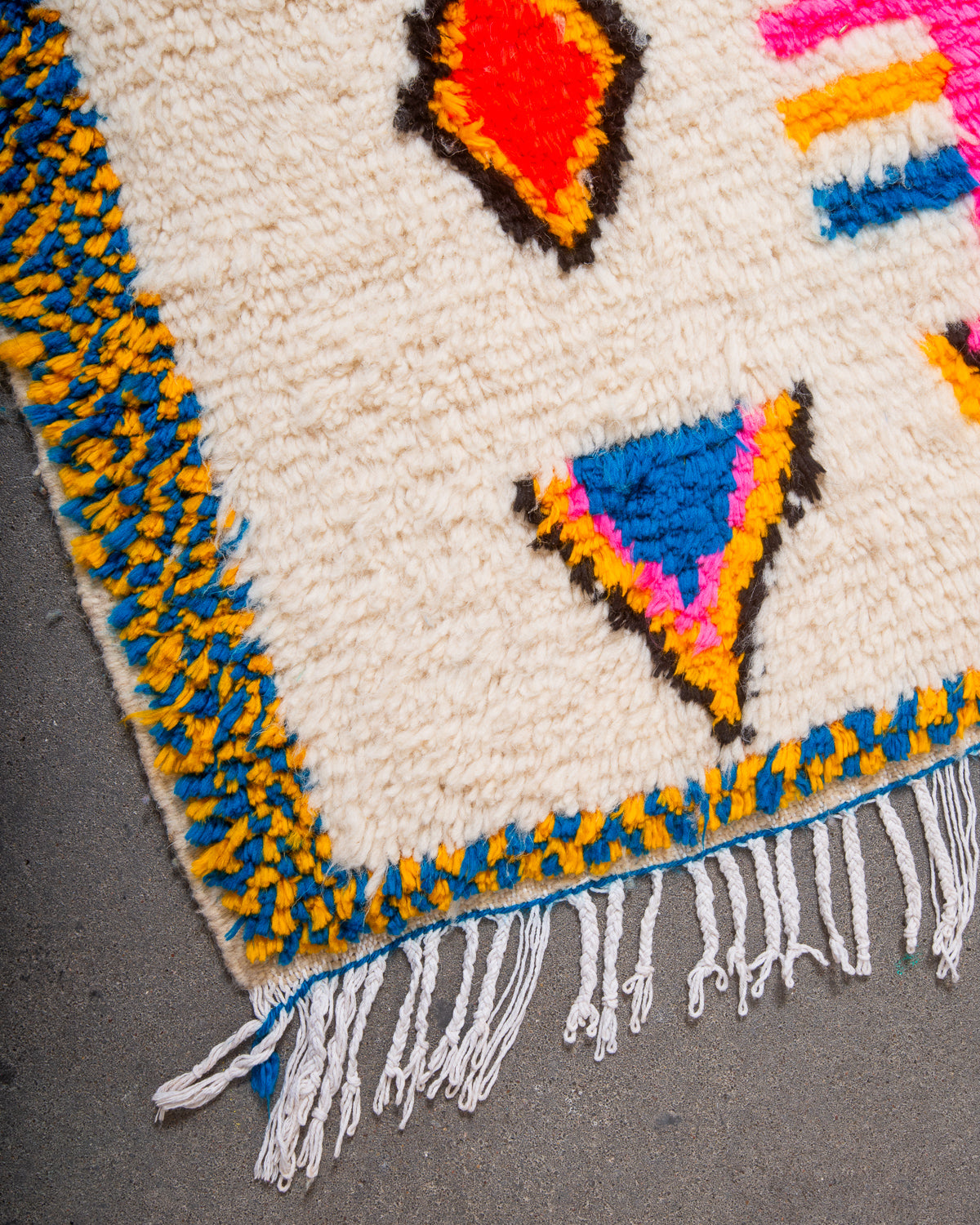 Modern designer handcrafted Berber rug from Morocco. Azilal rug with beautiful colours and patterns. Made of sheep’s wool and colourful cotton.