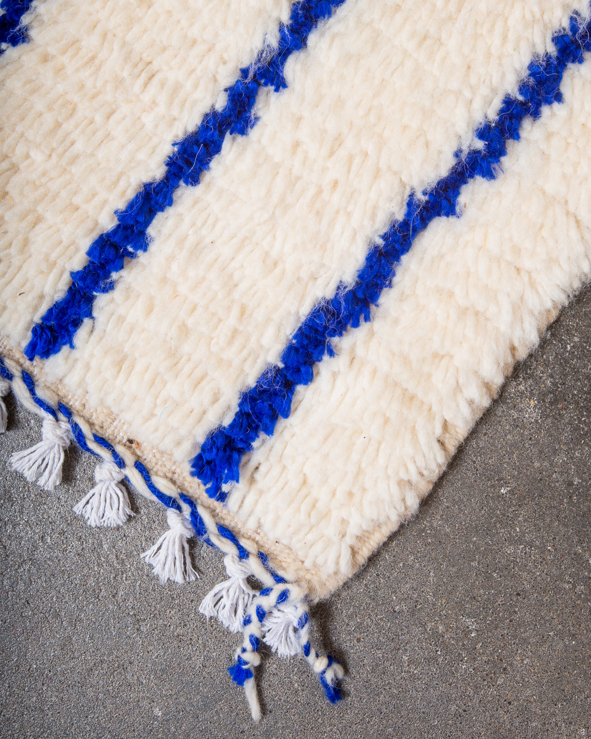 Modern designer handcrafted Berber rug from Morocco. Azilal rug with beautiful colours and patterns. Made of sheep’s wool and colourful cotton.
