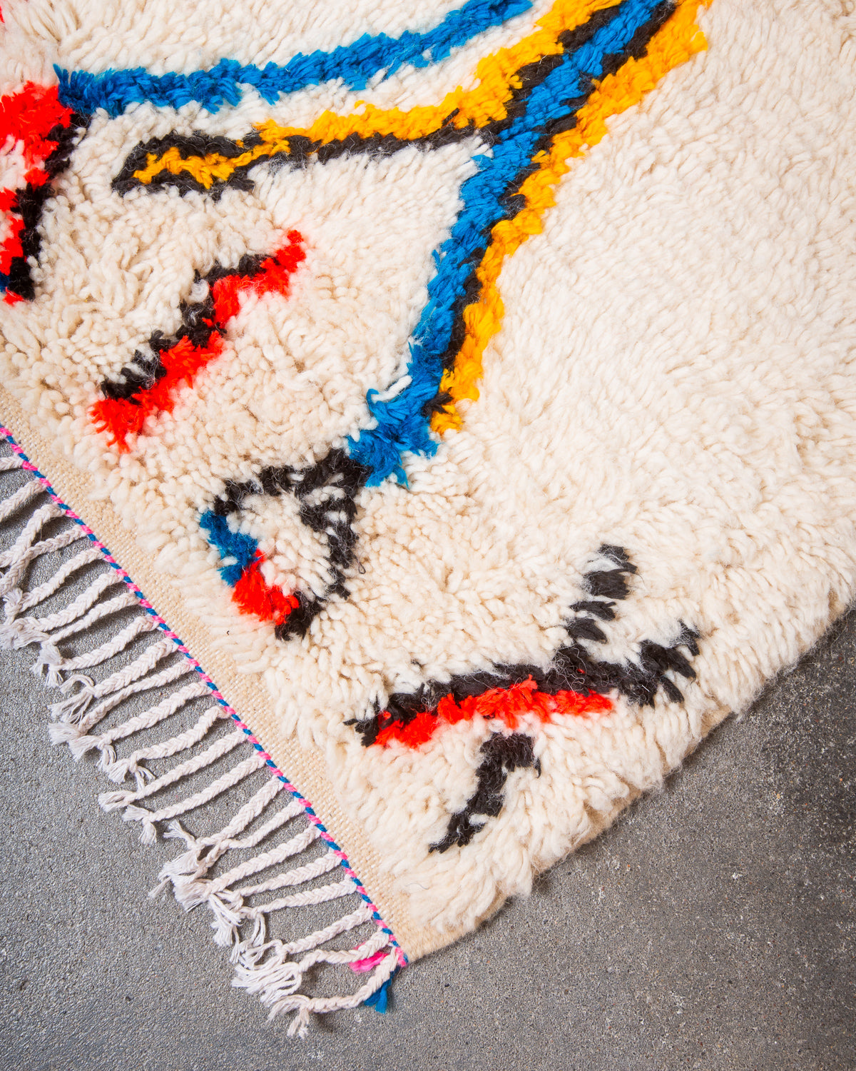Modern designer handcrafted Berber rug from Morocco. Azilal rug with beautiful colours and patterns. Made of sheep’s wool and colourful cotton.