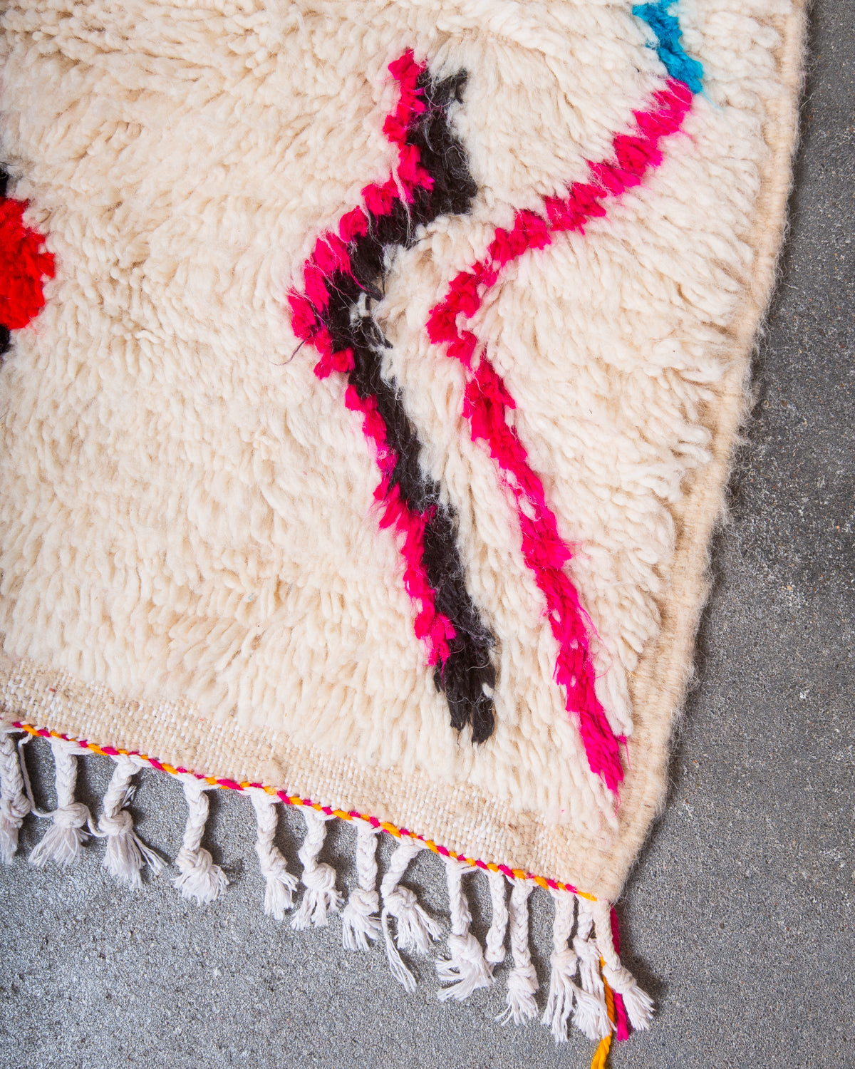 Modern designer handcrafted Berber rug from Morocco. Azilal rug with beautiful colours and patterns. Made of sheep’s wool and colourful cotton.