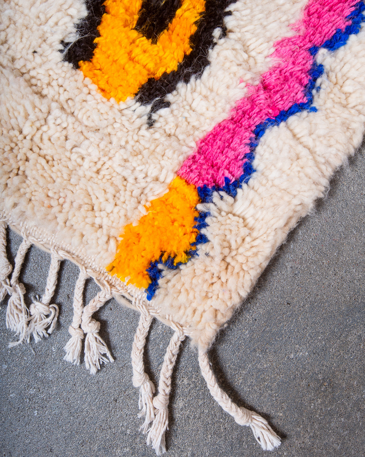 Modern designer handcrafted Berber rug from Morocco. Azilal rug with beautiful colours and patterns. Made of sheep’s wool and colourful cotton.