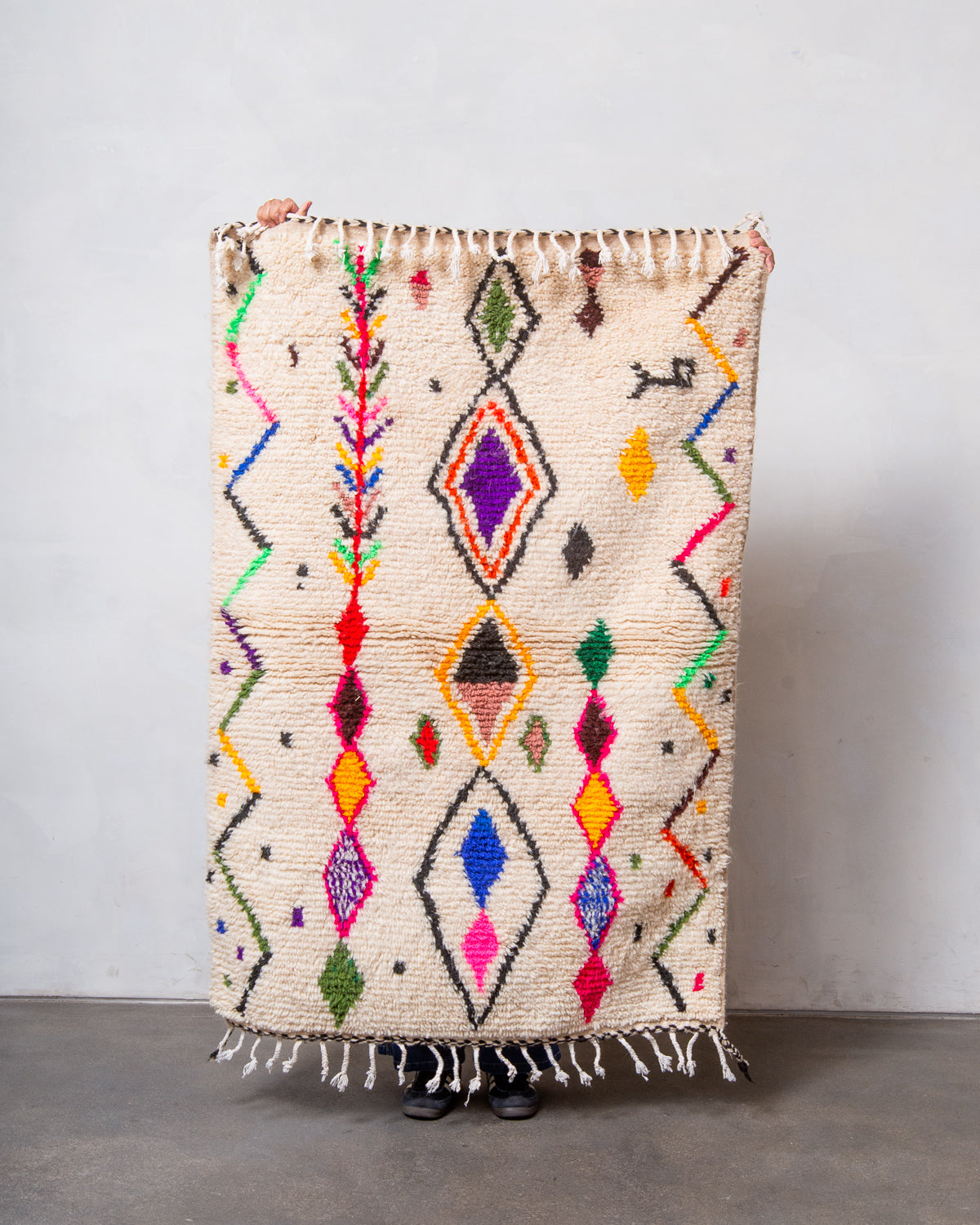 Modern designer handcrafted Berber rug from Morocco. Azilal rug with beautiful colours and patterns. Made of sheep’s wool and colourful cotton.
