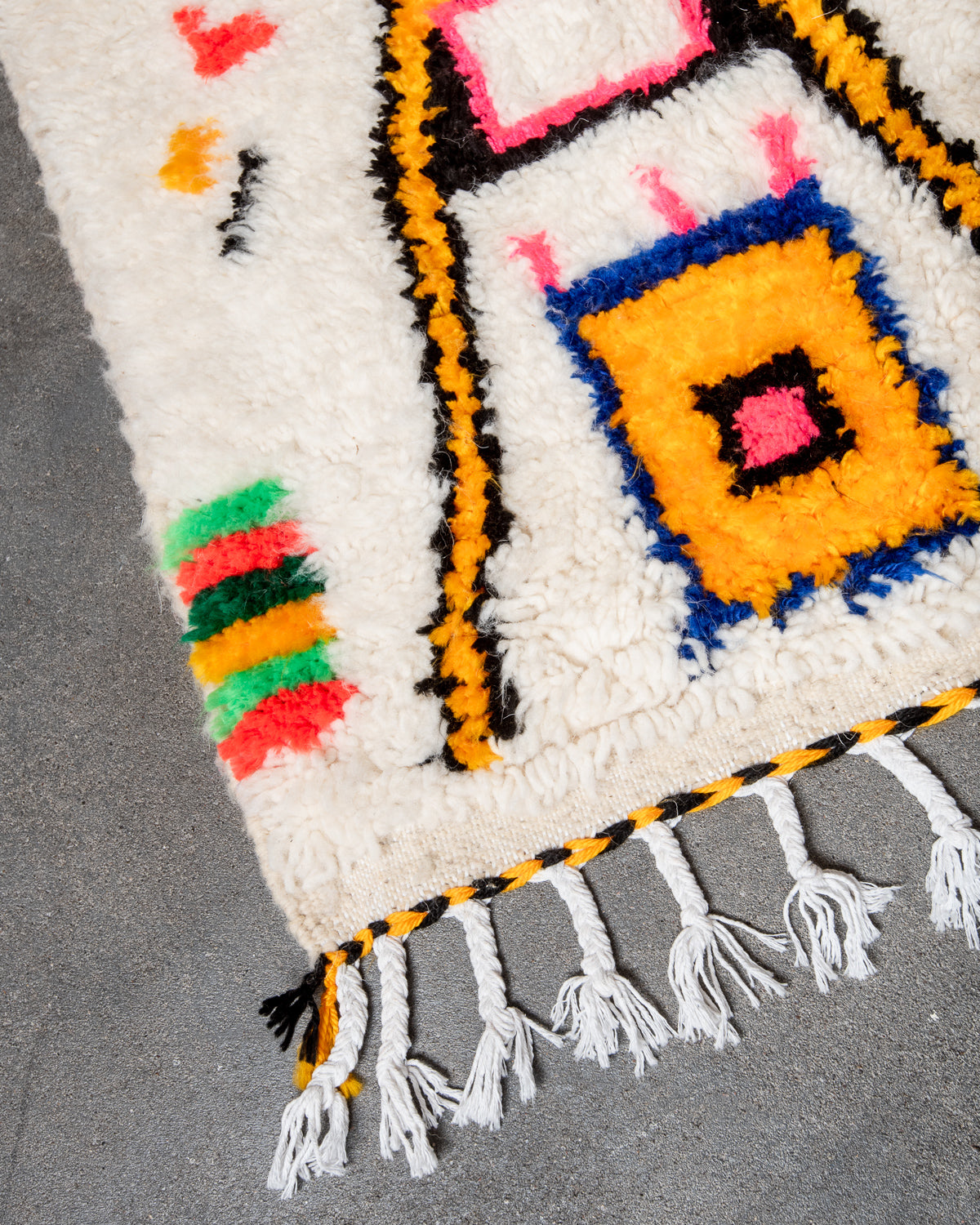 Modern designer handcrafted Berber rug from Morocco. Azilal rug with beautiful colors and patterns. Made of sheep’s wool and colourful cotton.