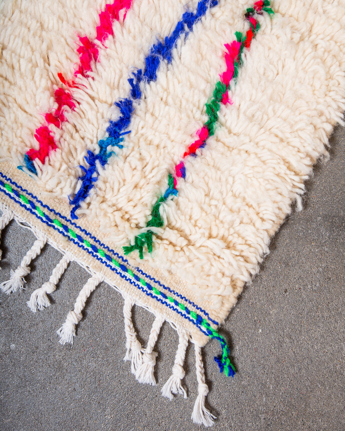 Modern designer handcrafted Berber rug from Morocco. Azilal rug with beautiful colours and patterns. Made of sheep’s wool and colourful cotton.