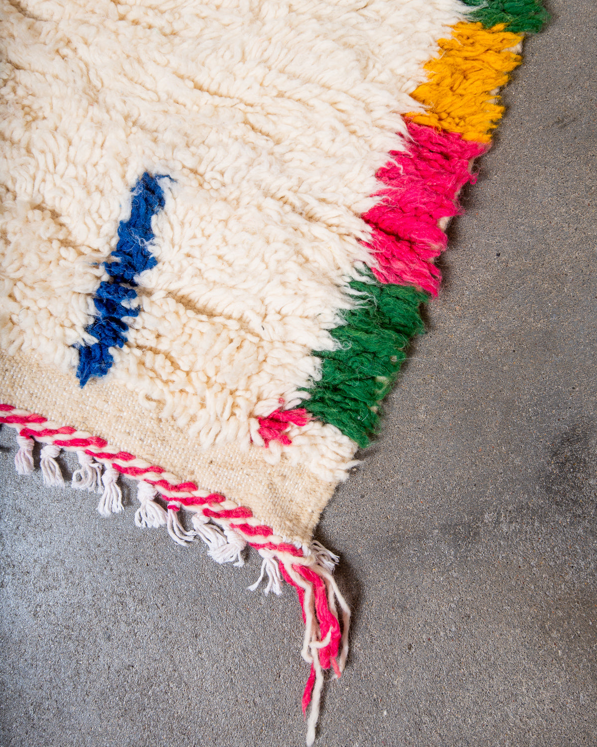 Modern designer handcrafted Berber rug from Morocco. Azilal rug with beautiful colours and patterns. Made of sheep’s wool and colourful cotton.
