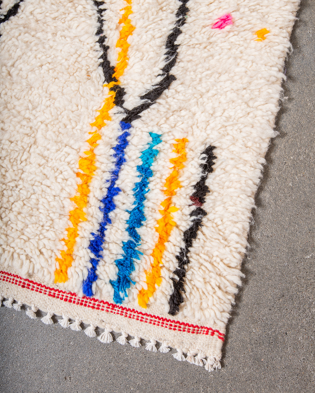 Modern designer handcrafted Berber rug from Morocco. Azilal rug with beautiful colours and patterns. Made of sheep’s wool and colourful cotton.