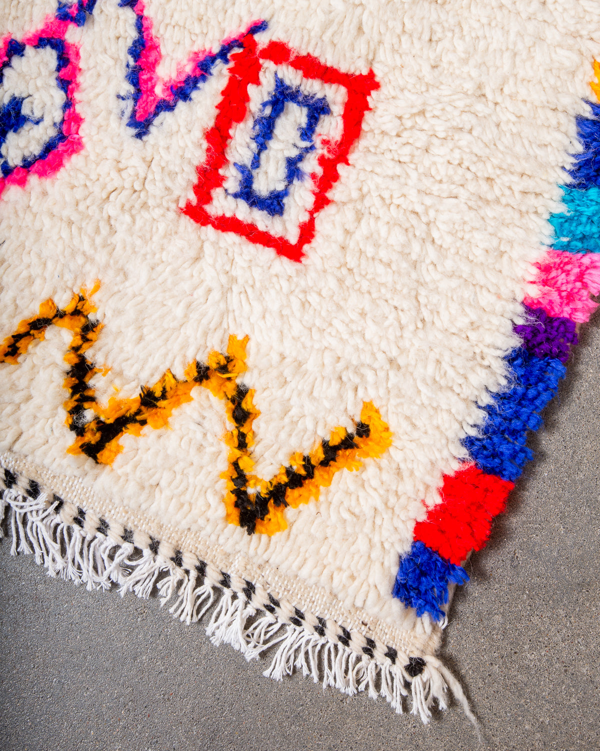Modern designer handcrafted Berber rug from Morocco. Azilal rug with beautiful colours and patterns. Made of sheep’s wool and colourful cotton.