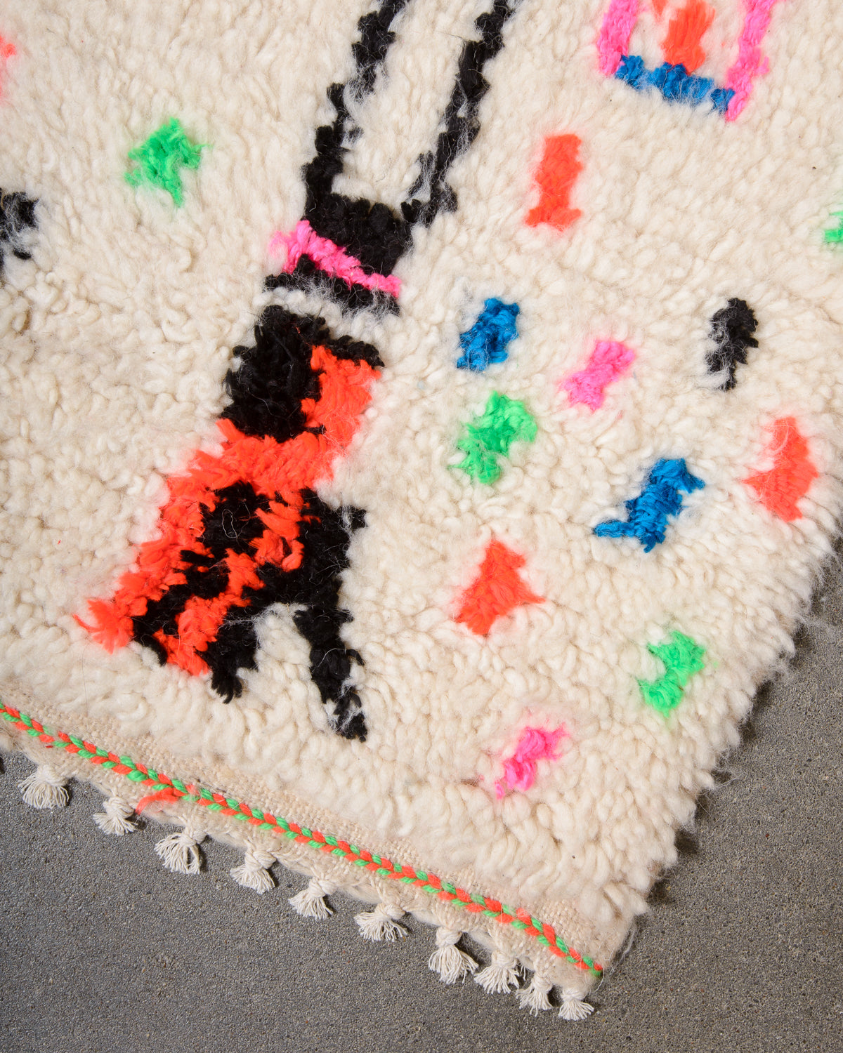 Modern designer handcrafted Berber rug from Morocco. Azilal rug with beautiful colours and patterns. Made of sheep’s wool and colourful cotton.