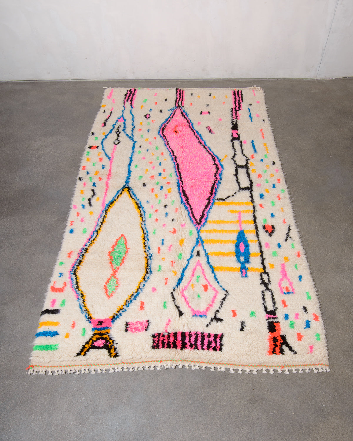 Modern designer handcrafted Berber rug from Morocco. Azilal rug with beautiful colours and patterns. Made of sheep’s wool and colourful cotton.