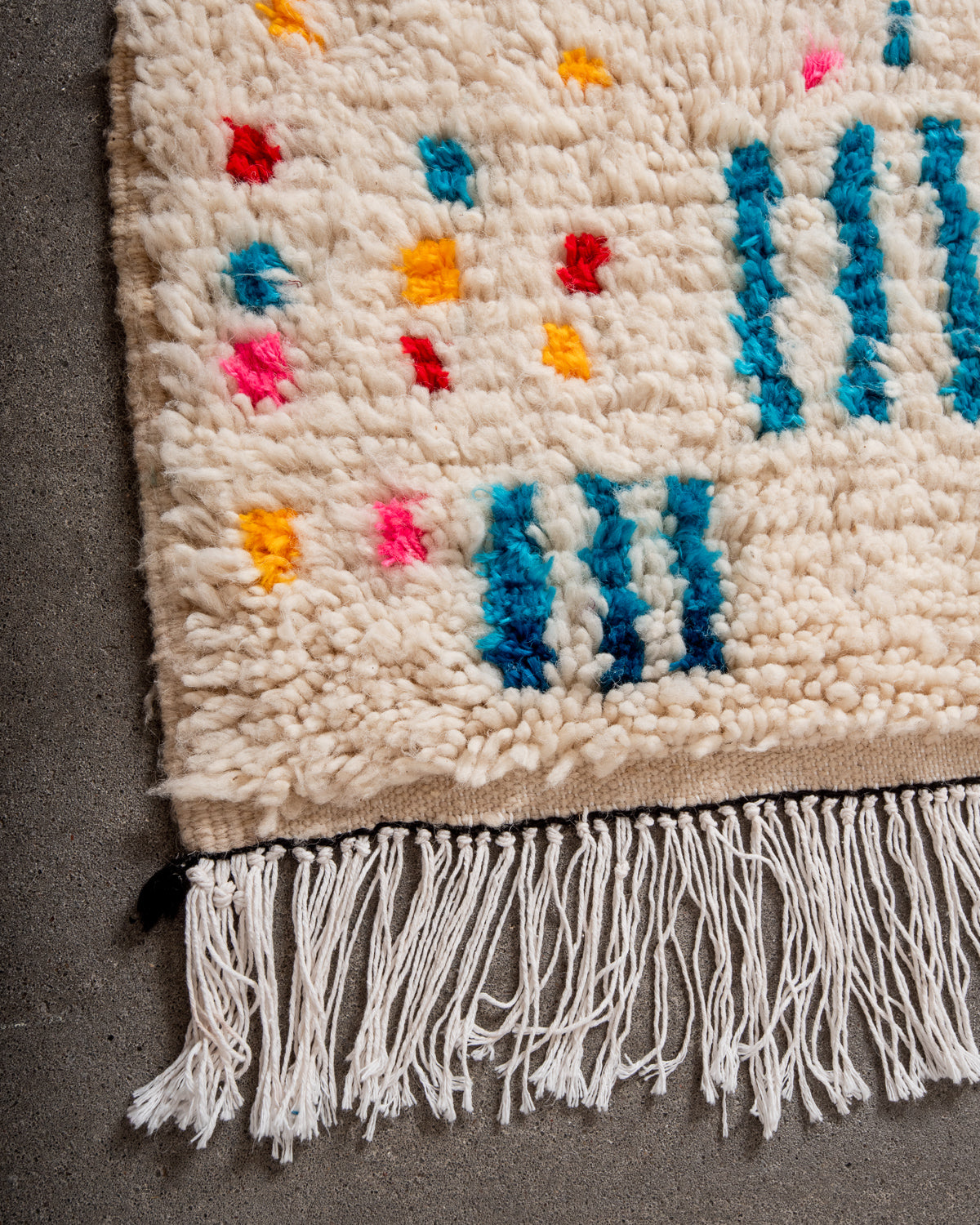Modern designer handcrafted Berber rug from Morocco. Azilal rug with beautiful colors and patterns. Made of sheep’s wool and colourful cotton.