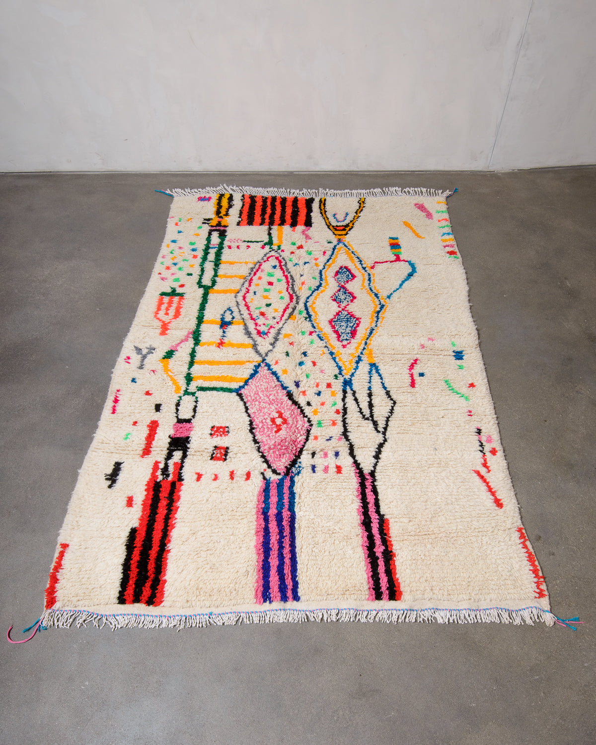 Modern designer handcrafted Berber rug from Morocco. Azilal rug with beautiful colours and patterns. Made of sheep’s wool and colourful cotton.
