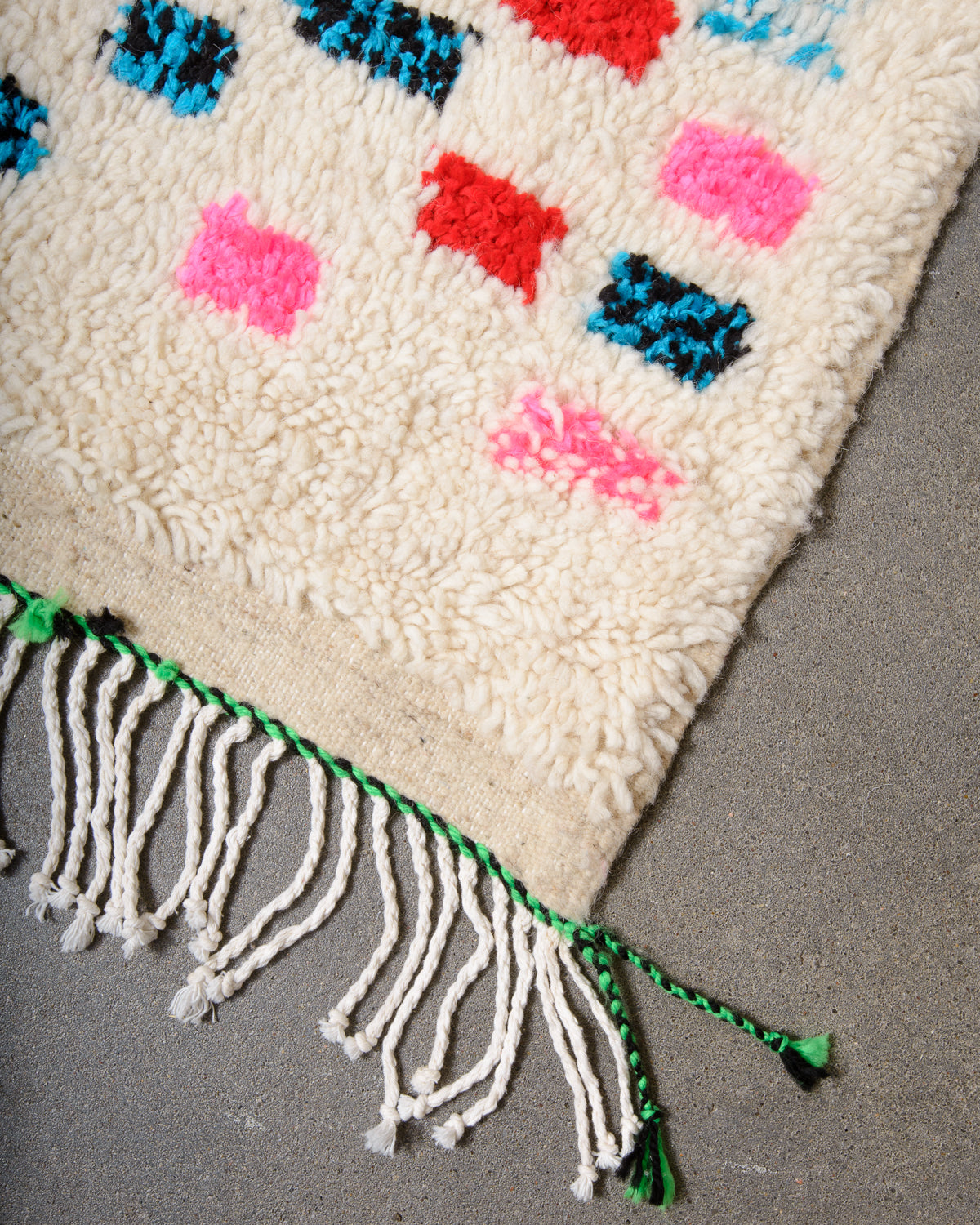 Modern designer handcrafted Berber rug from Morocco. Azilal rug with beautiful colours and patterns. Made of sheep’s wool and colourful cotton.
