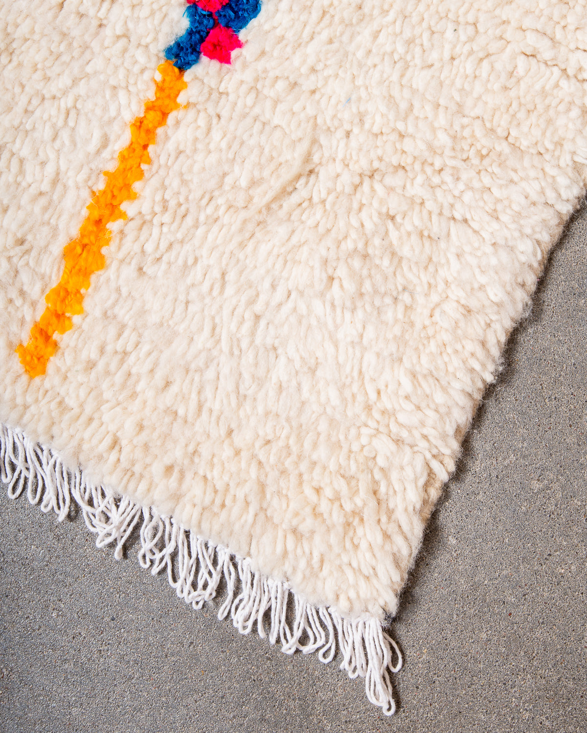 Modern designer handcrafted Berber rug from Morocco. Azilal rug with beautiful colours and patterns. Made of sheep’s wool and colourful cotton.