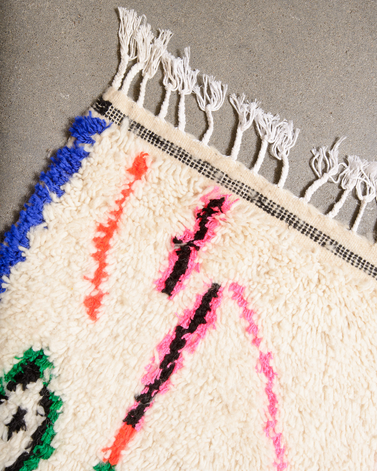 Modern designer handcrafted Berber rug from Morocco. Azilal rug with beautiful colours and patterns. Made of sheep’s wool and colourful cotton.