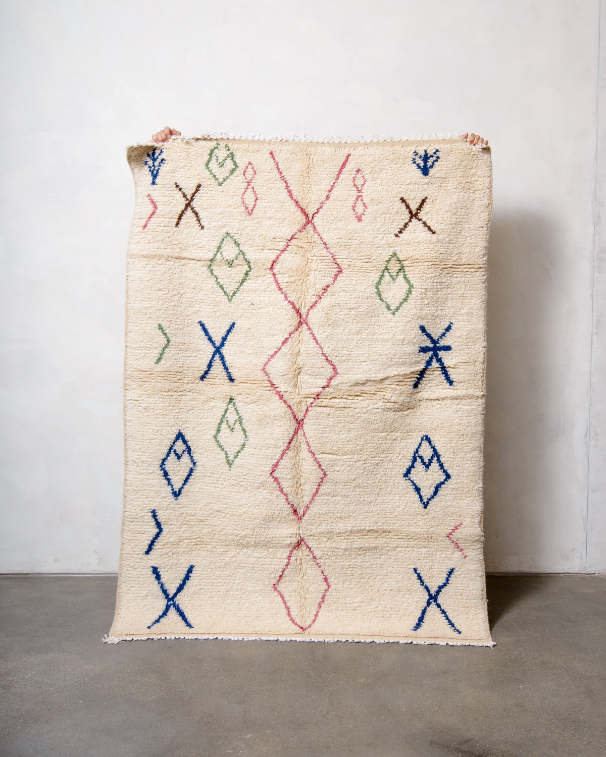 Modern designer handcrafted Berber rug from Morocco. Azilal rug with beautiful colours and patterns. Made of sheep’s wool and colourful cotton.