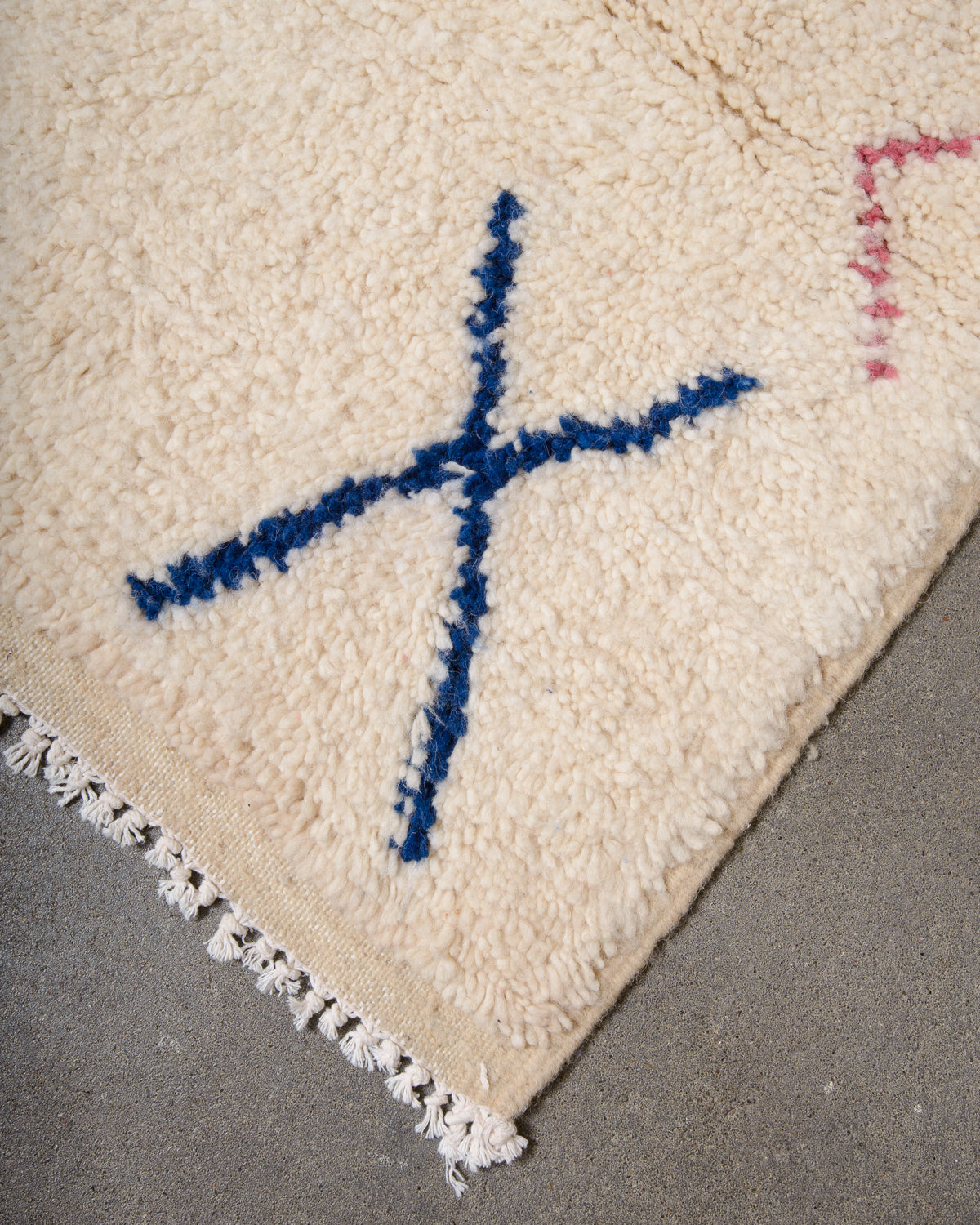 Modern designer handcrafted Berber rug from Morocco. Azilal rug with beautiful colours and patterns. Made of sheep’s wool and colourful cotton.
