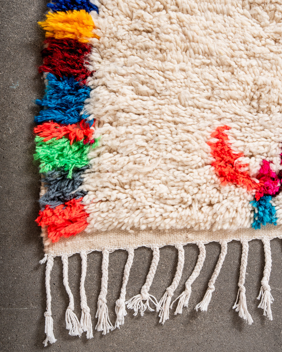 Modern designer handcrafted Berber rug from Morocco. Azilal rug with beautiful colors and patterns. Made of sheep’s wool and colourful cotton.