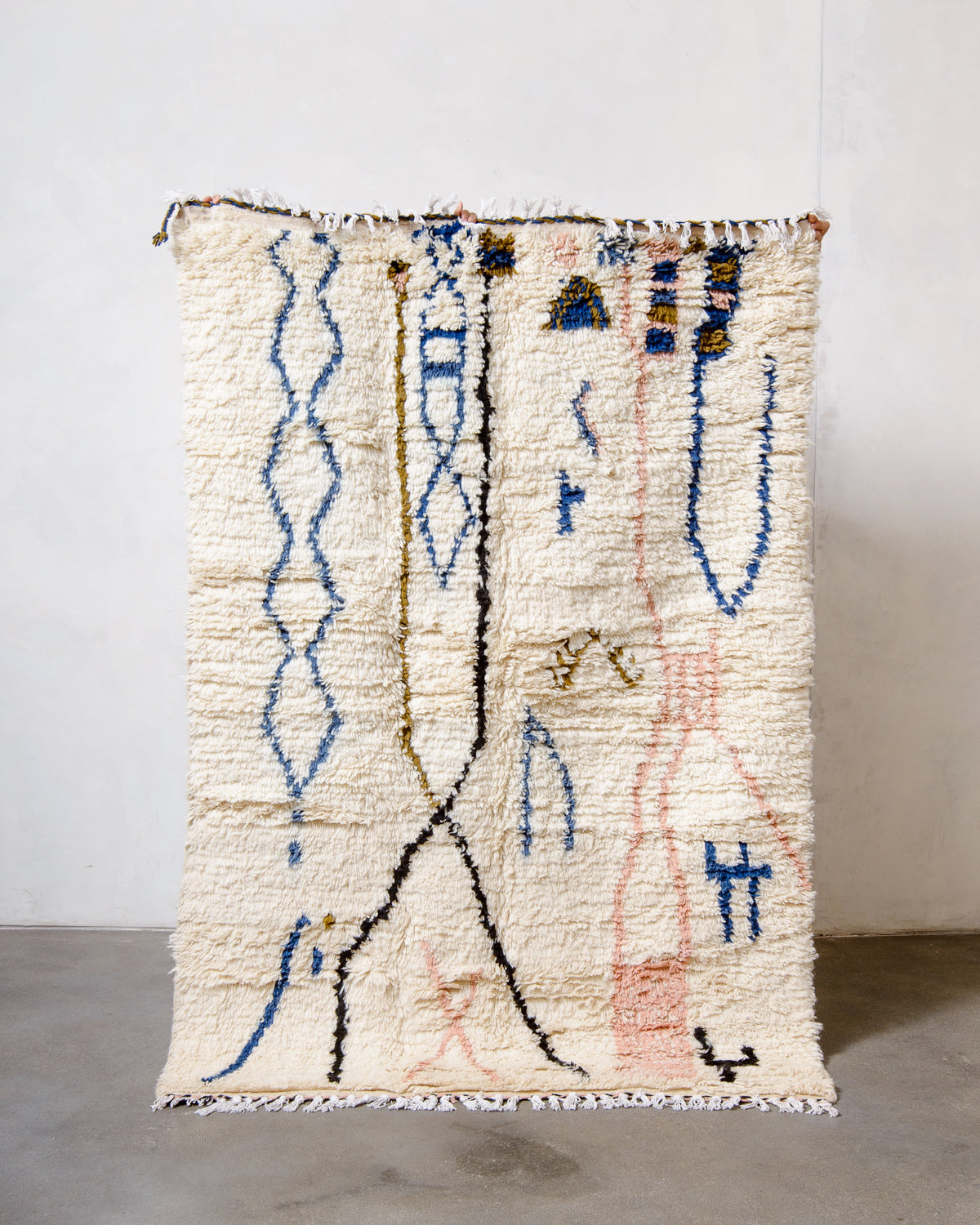 Modern designer handcrafted Berber rug from Morocco. Azilal rug with beautiful colours and patterns. Made of sheep’s wool and colourful cotton.