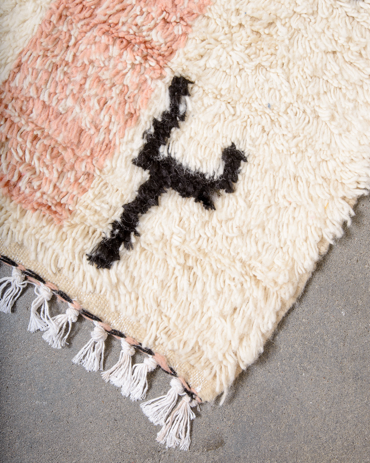 Modern designer handcrafted Berber rug from Morocco. Azilal rug with beautiful colours and patterns. Made of sheep’s wool and colourful cotton.