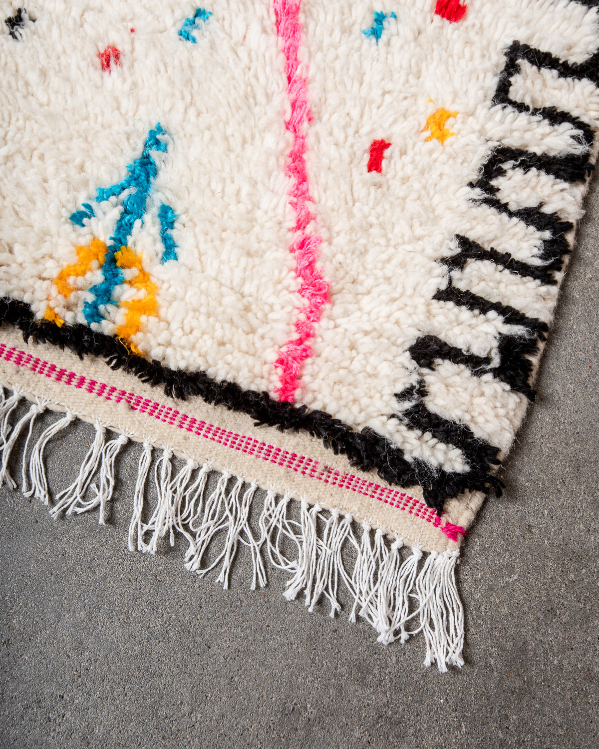 Modern designer handcrafted Berber rug from Morocco. Azilal rug with beautiful colors and patterns. Made of sheep’s wool and colourful cotton.