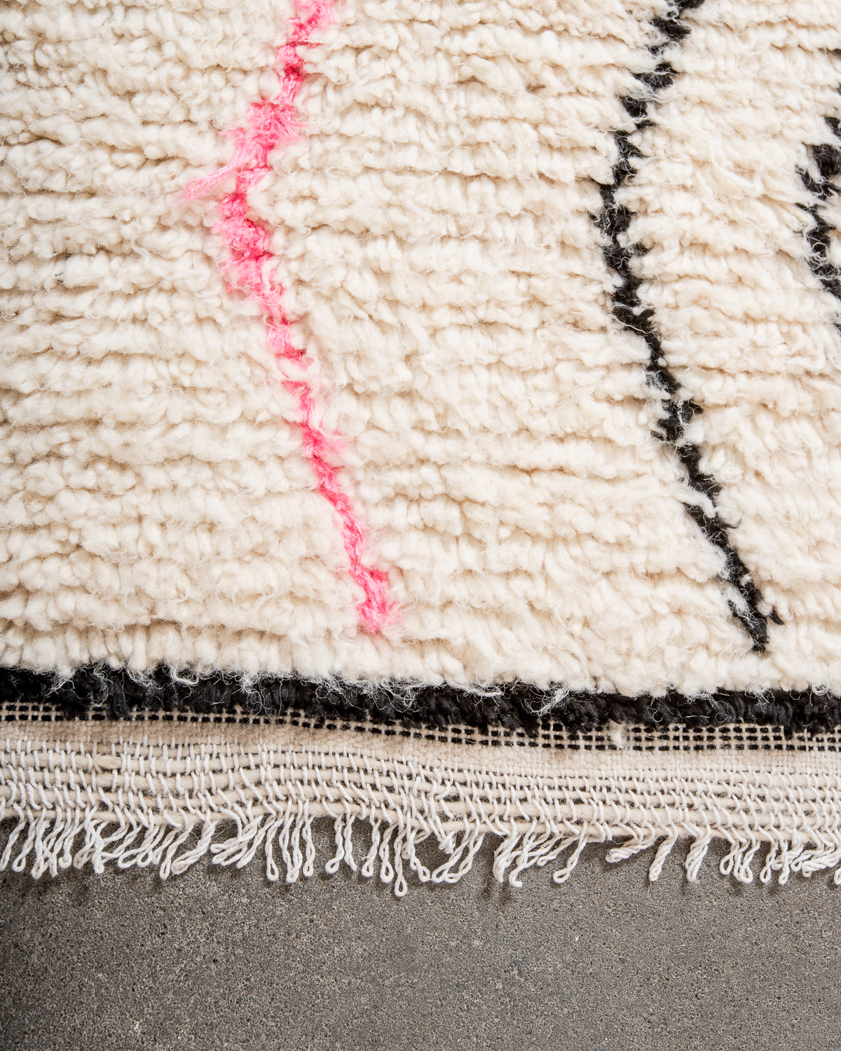Modern designer handcrafted Berber rug from Morocco. Azilal rug with beautiful colors and patterns. Made of sheep’s wool and colourful cotton.