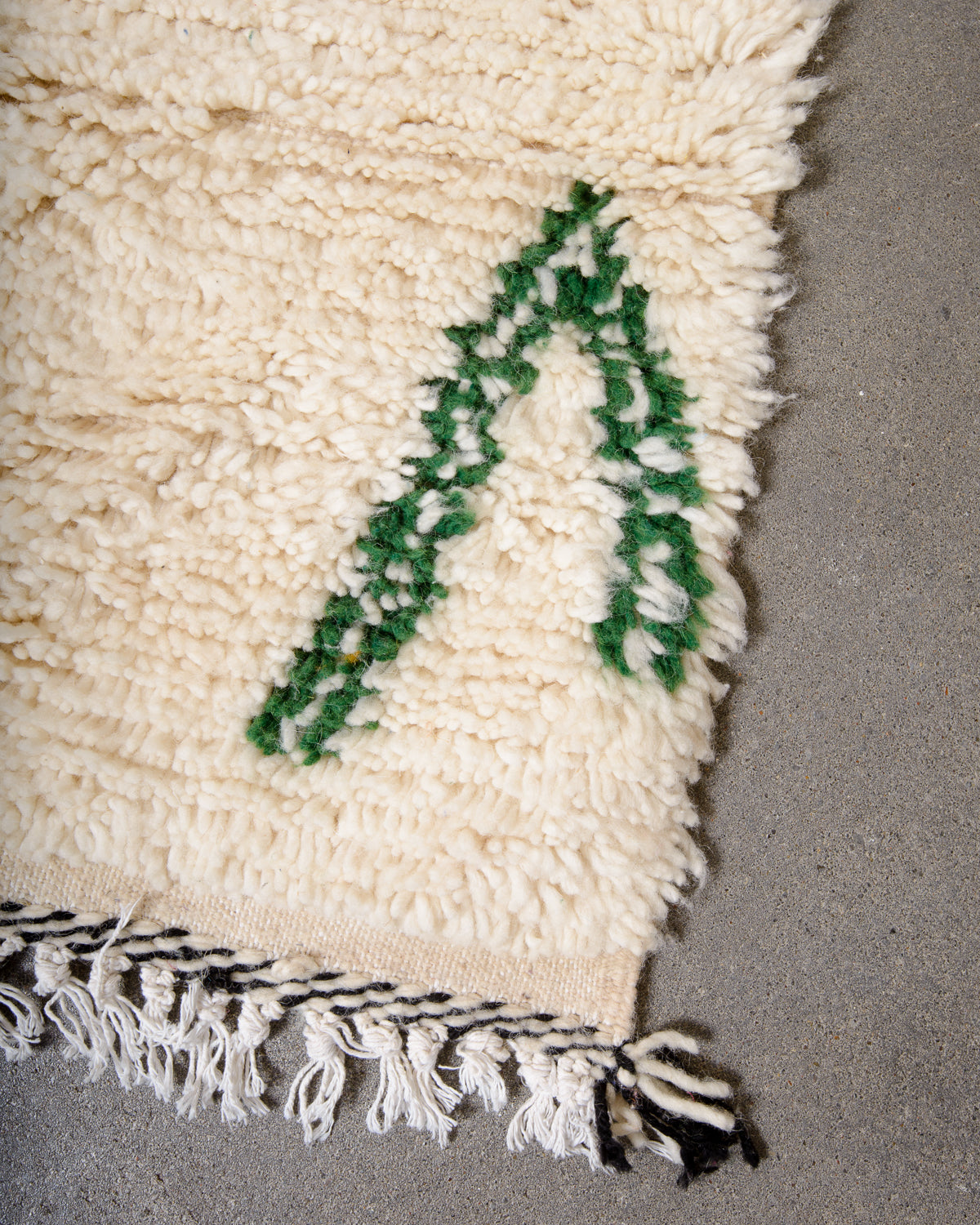 Modern designer handcrafted Berber rug from Morocco. Azilal rug with beautiful colours and patterns. Made of sheep’s wool and colourful cotton.