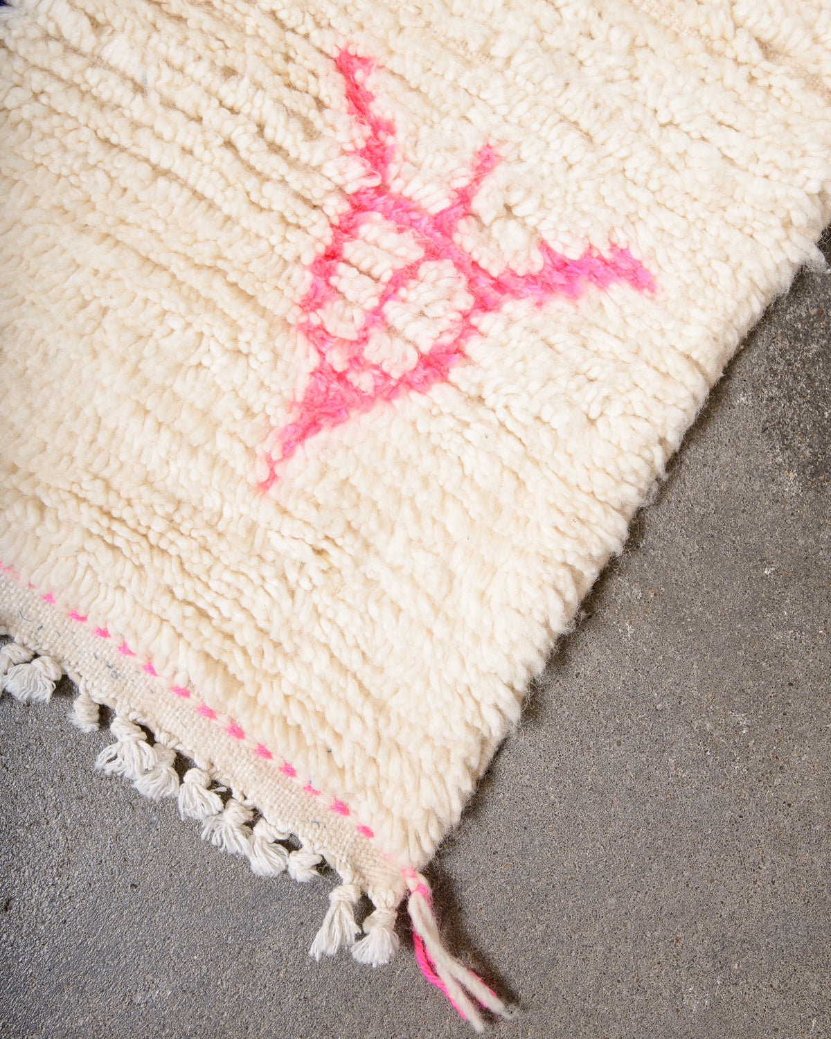 Modern designer handcrafted Berber rug from Morocco. Azilal rug with beautiful colours and patterns. Made of sheep’s wool and colourful cotton.