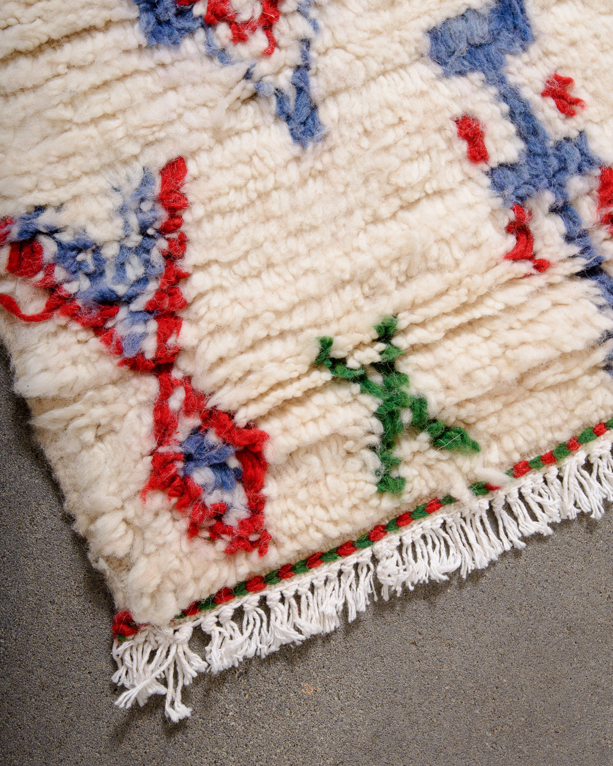 Modern designer handcrafted Berber rug from Morocco. Azilal rug with beautiful colours and patterns. Made of sheep’s wool and colourful cotton.