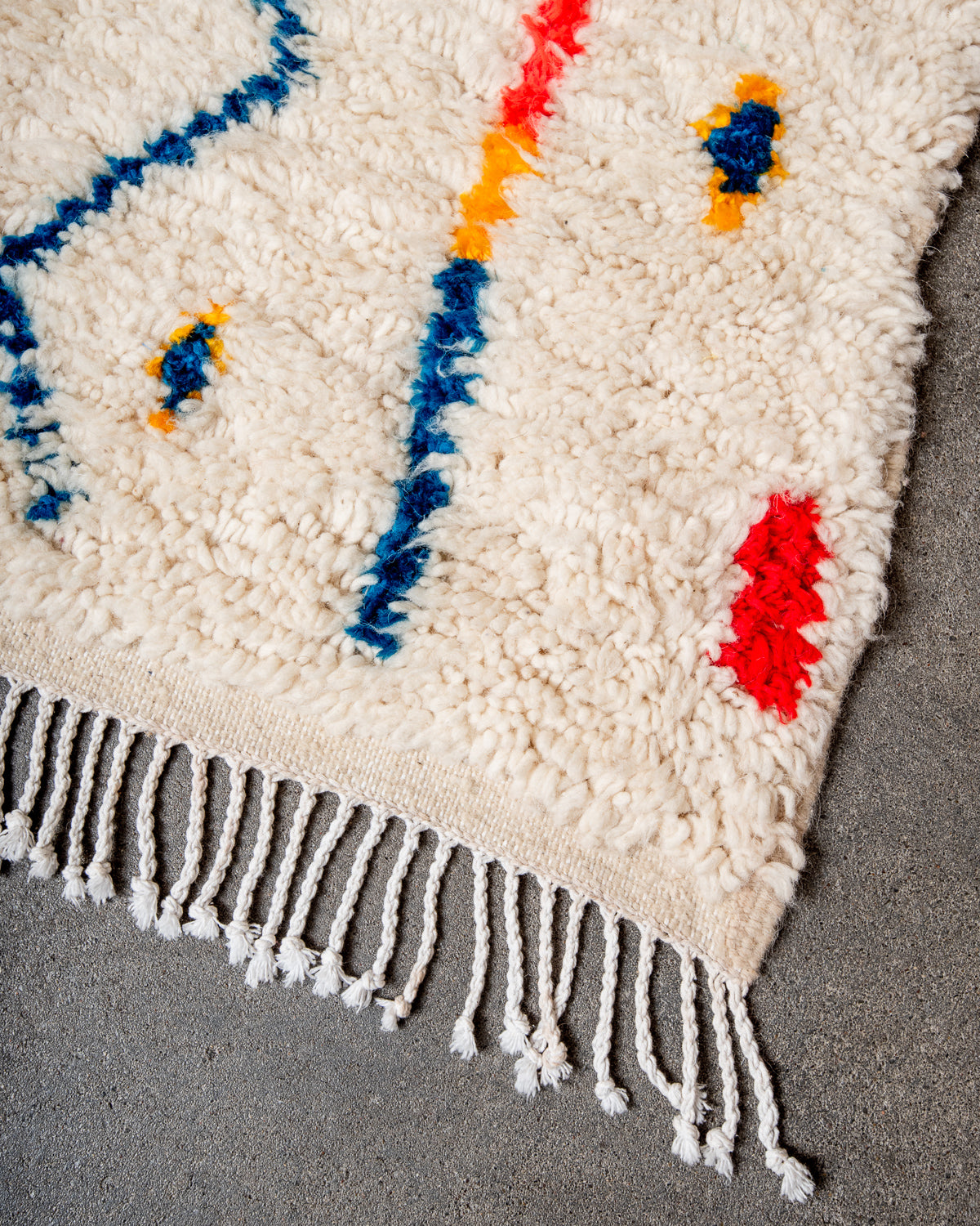 Modern designer handcrafted Berber rug from Morocco. Azilal rug with beautiful colors and patterns. Made of sheep’s wool and colourful cotton.