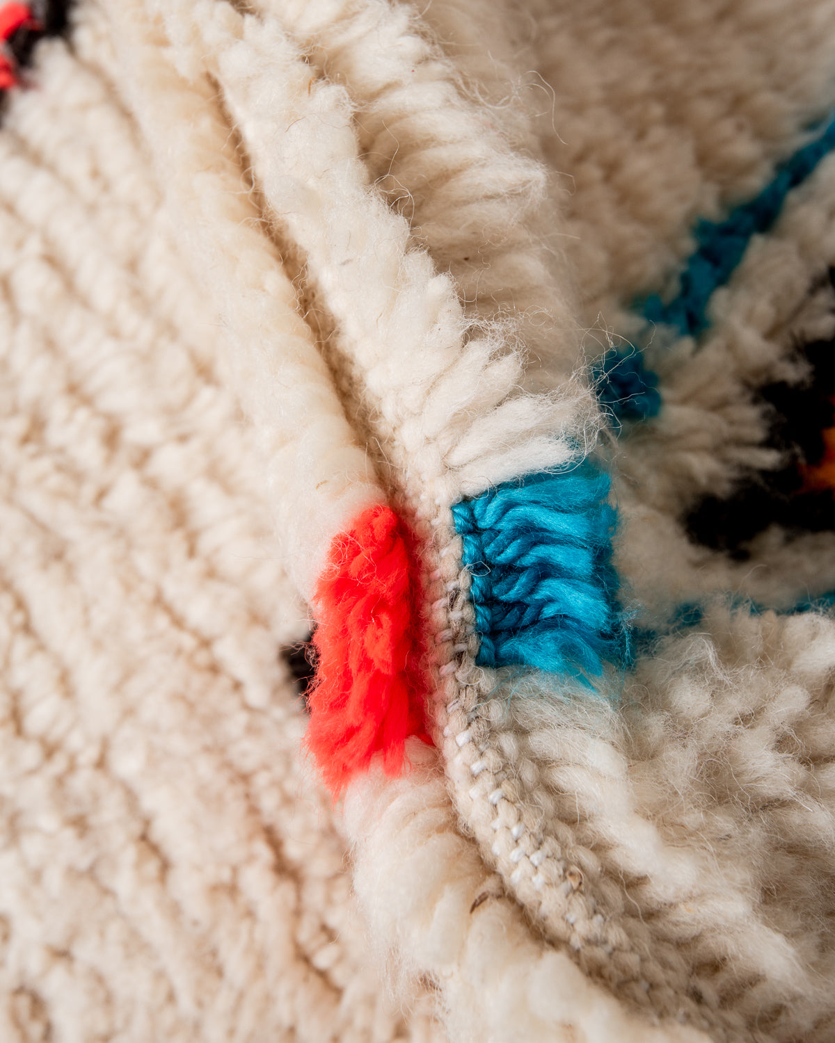 Modern designer handcrafted Berber rug from Morocco. Azilal rug with beautiful colors and patterns. Made of sheep’s wool and colourful cotton.