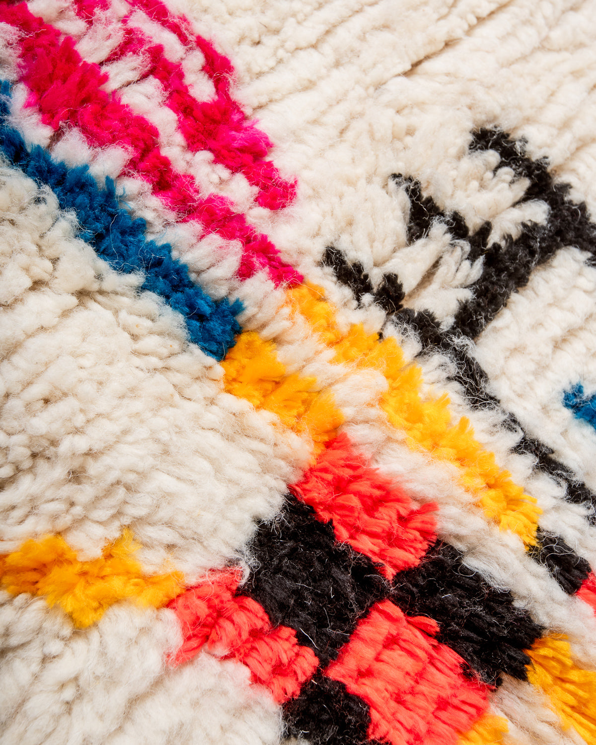 Modern designer handcrafted Berber rug from Morocco. Azilal rug with beautiful colors and patterns. Made of sheep’s wool and colourful cotton.