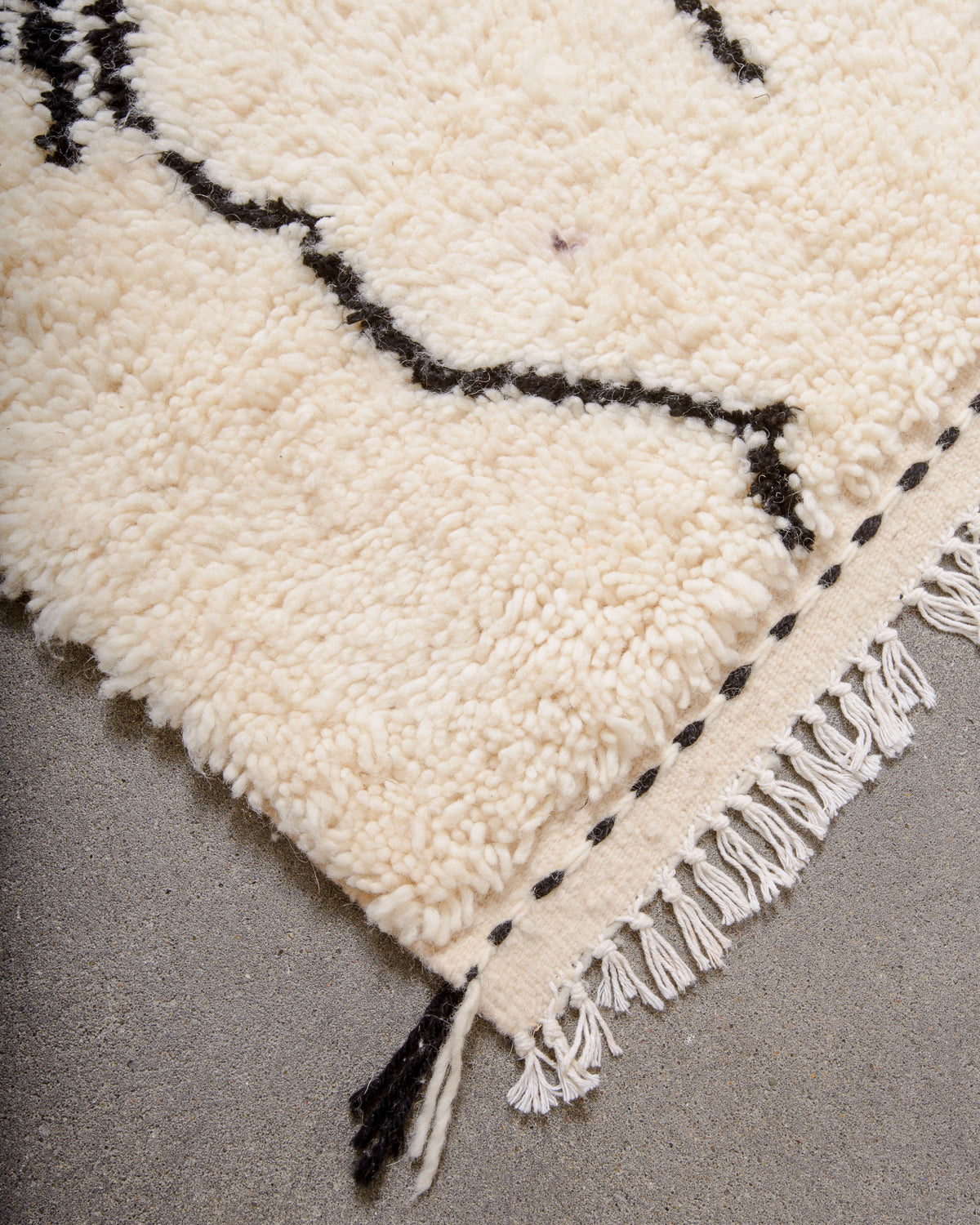 Modern designer handcrafted Berber rug from Morocco. Azilal rug with beautiful colours and patterns. Made of sheep’s wool and cotton.