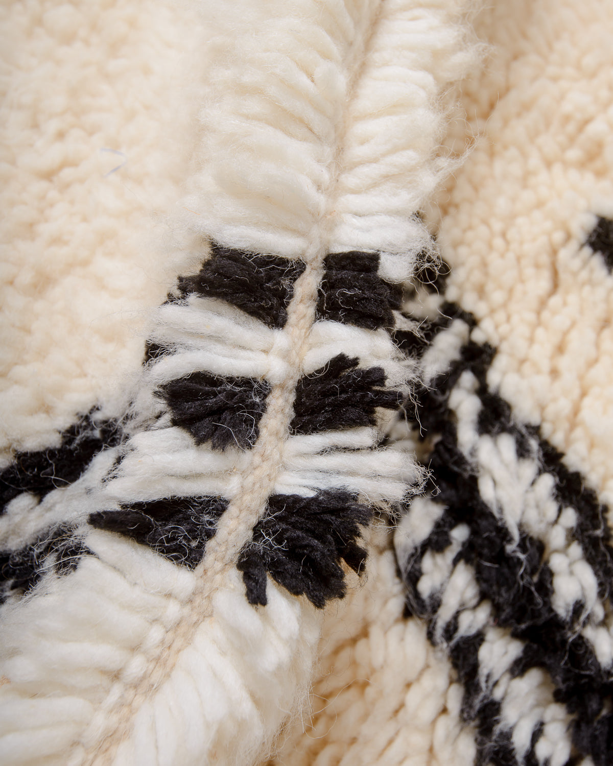 Modern designer handcrafted Berber rug from Morocco. Azilal rug with beautiful colours and patterns. Made of sheep’s wool and cotton.