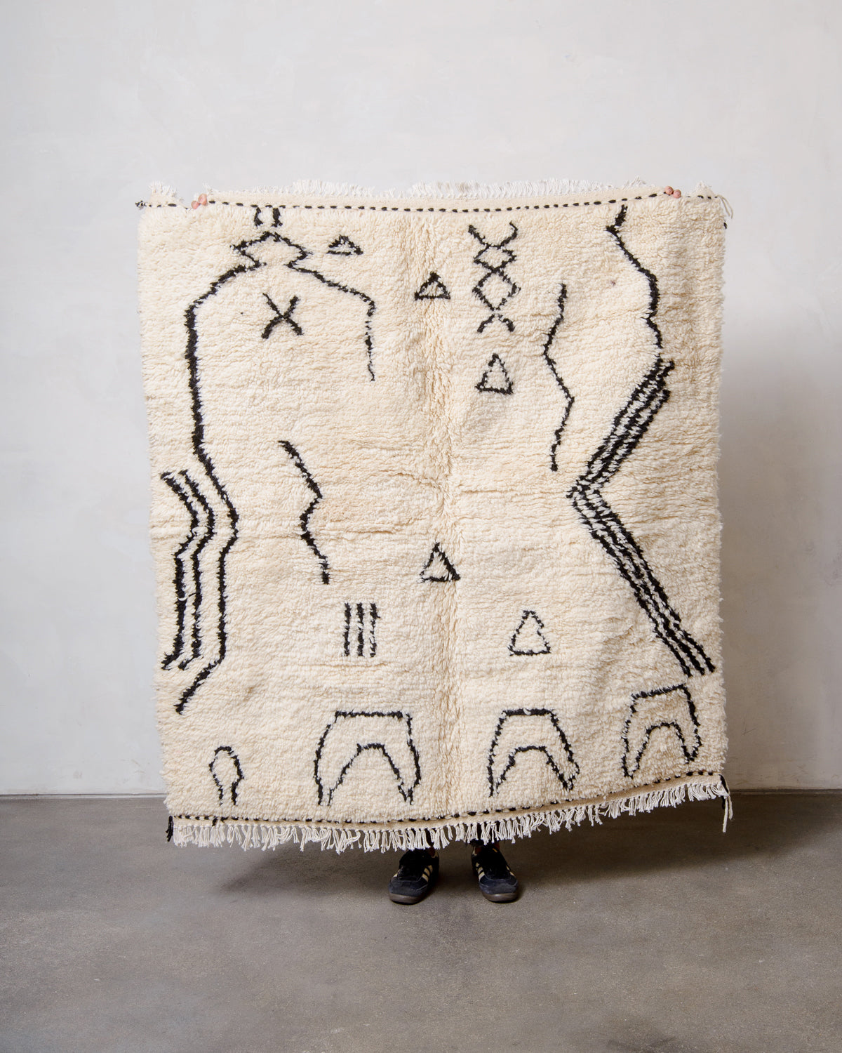 Modern designer handcrafted Berber rug from Morocco. Azilal rug with beautiful colours and patterns. Made of sheep’s wool and cotton.