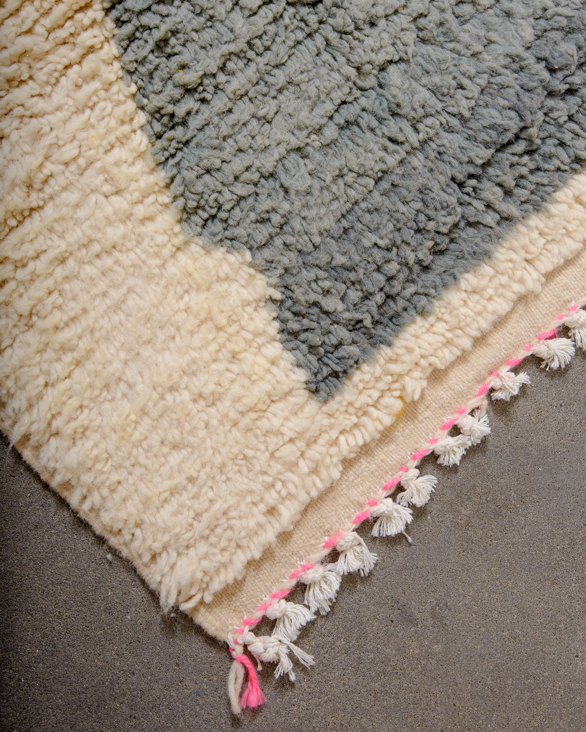 Modern designer handcrafted Berber rug from Morocco. Azilal rug with beautiful colours and patterns. Made of sheep’s wool and cotton.